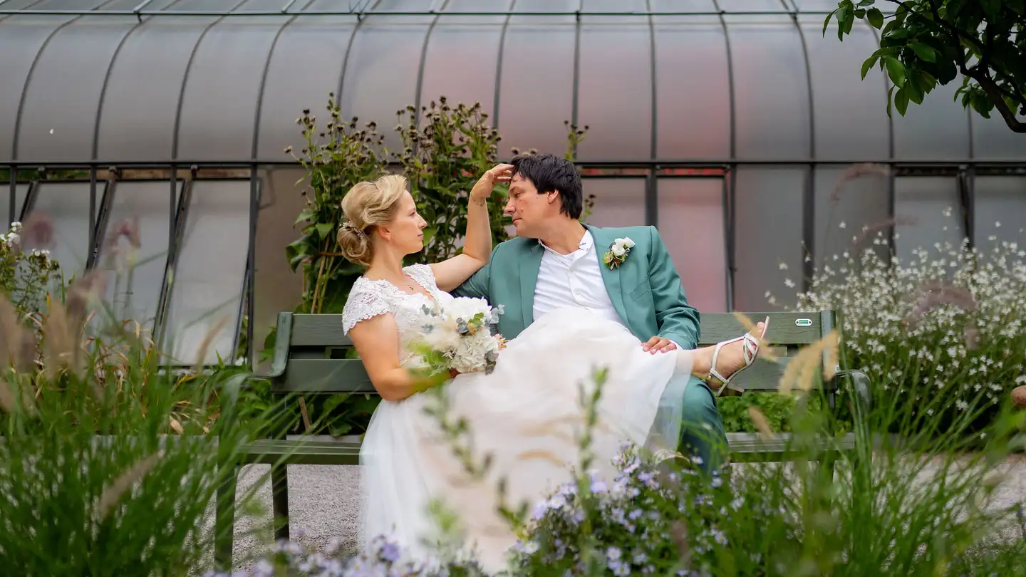 Ein Hochzeitsfotograf fängt das Lachen des Brautpaares in Karlsruhe ein.