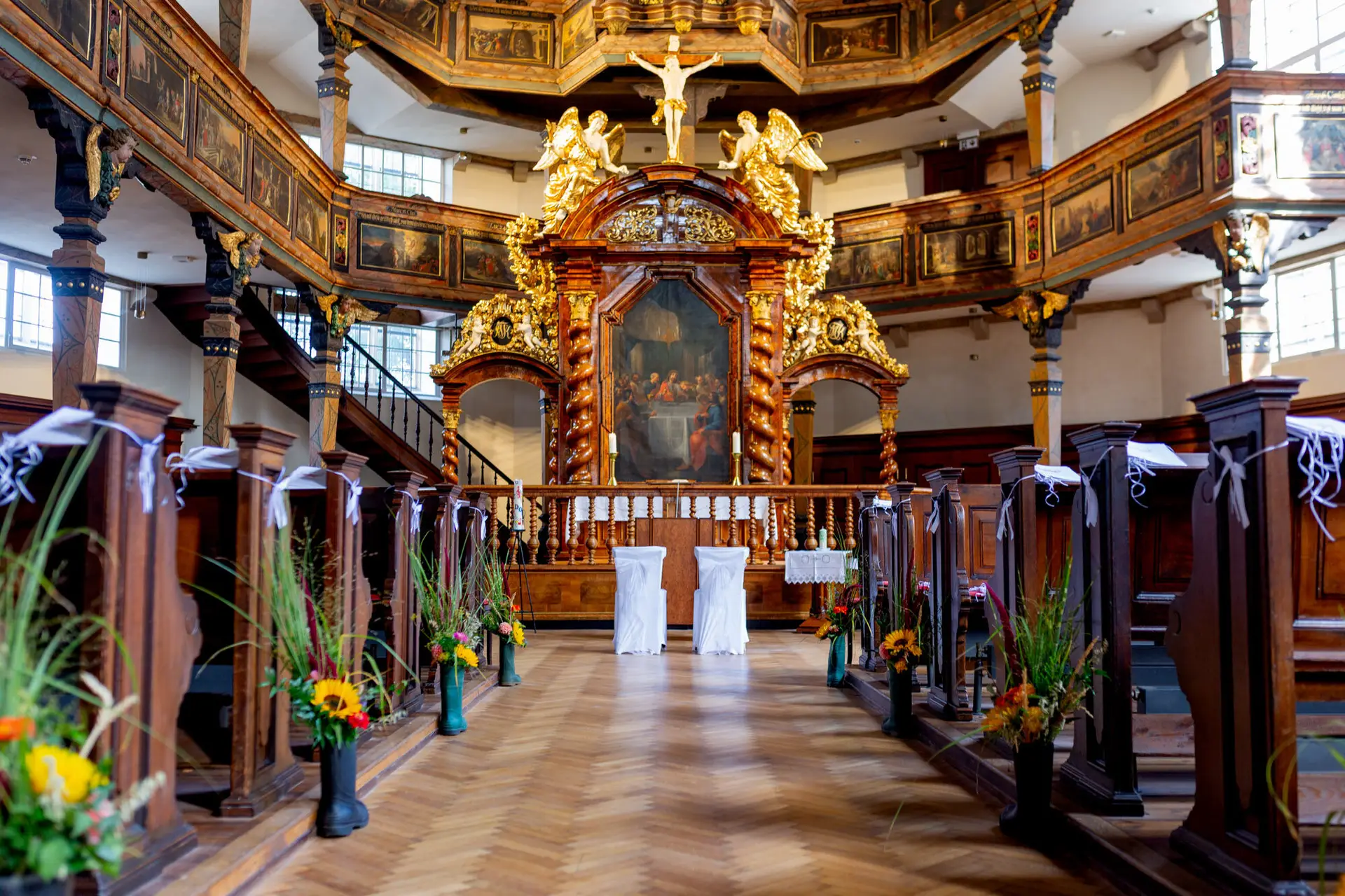 20180915 13 11 09 MK3 4809 Holz Kirchen Hochzeit Farben Hochzeitsfotograf Reilingen Speyer Ida Philipp.NueYNDY3 Kirchenschiff mit Altarbild, Blumendekoration und Brautpaar