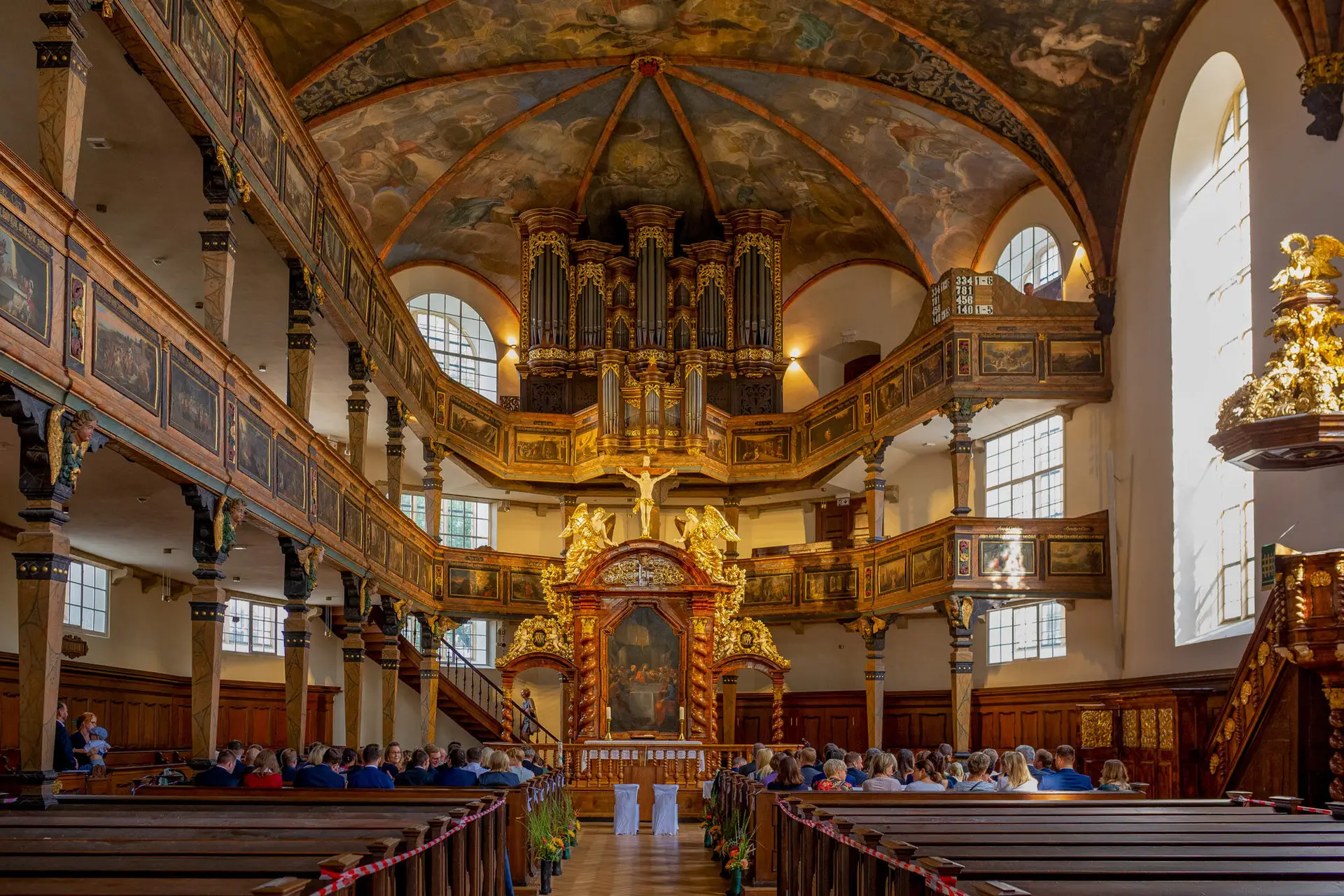 20180915 13 27 19 20180915 13 27 19 Geng Rummer Speyer Reilingen MK3 4862 Alt Kirchen Brautpaar Dekoration Hochzeitsfotograf Reilingen Speyer Ida Philipp.DbJu0tqy Brautpaar feierlich am Altar in historischer Kirche mit Stuckdecken