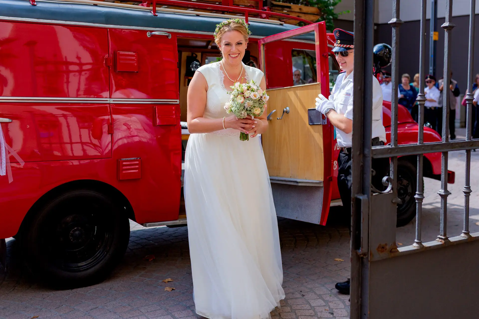20180915 13 30 15 MK3 4924 Braut Kleid Rot Hochzeit Hochzeitsfotograf Reilingen Speyer Ida Philipp.DpAeVrte Braut in Weiß hält Blumenstrauß vor der historischen Dreifaltigkeitskirche Speyer