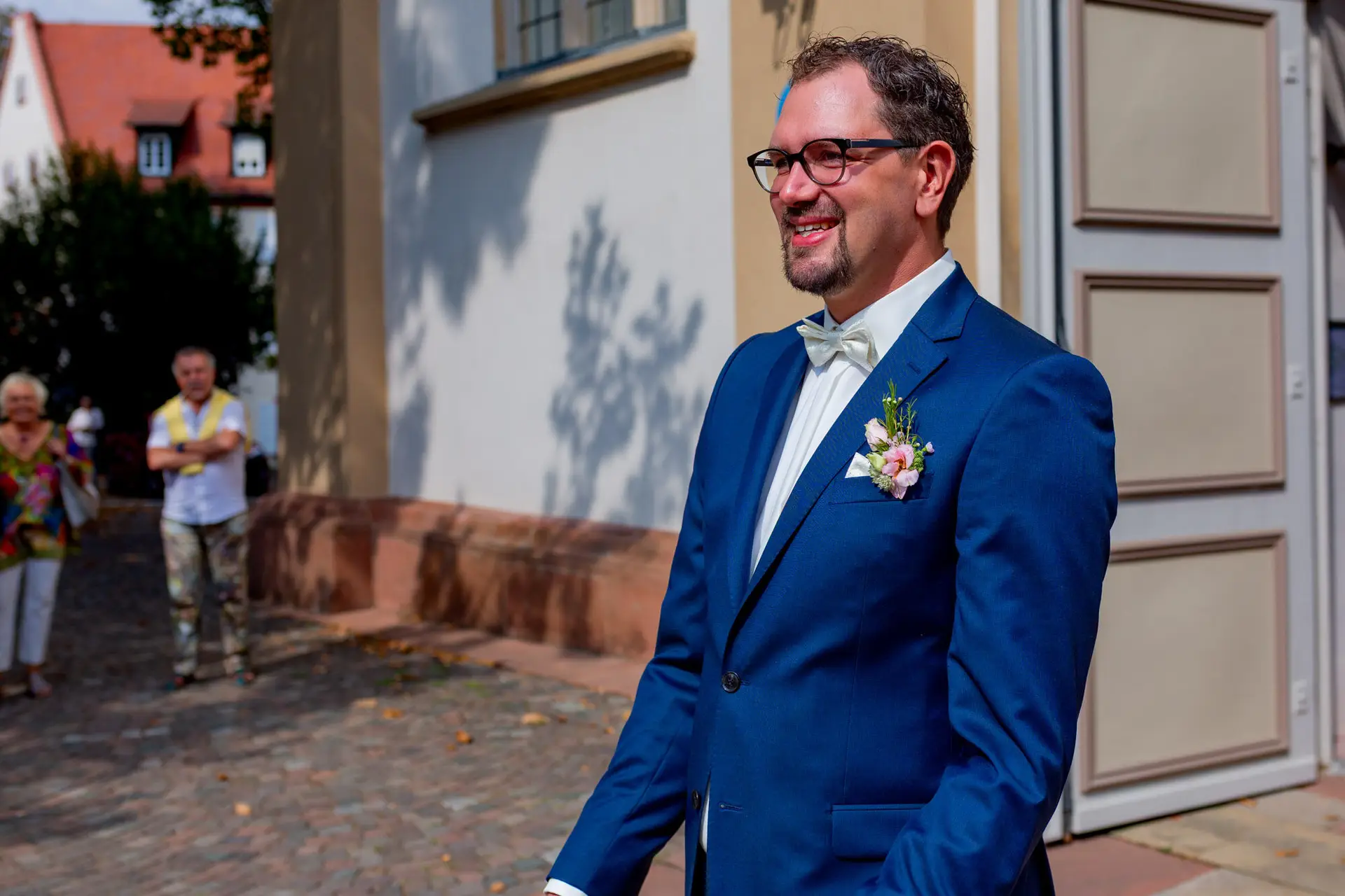 20180915 13 30 20 MK3 4934 Brautpaar Hochzeit Anzug Blume Hochzeitsfotograf Reilingen Speyer Ida Philipp.CBJXQP9 Schicker Bräutigam in Marineblau blickt erwartungsvoll auf die Hochzeit