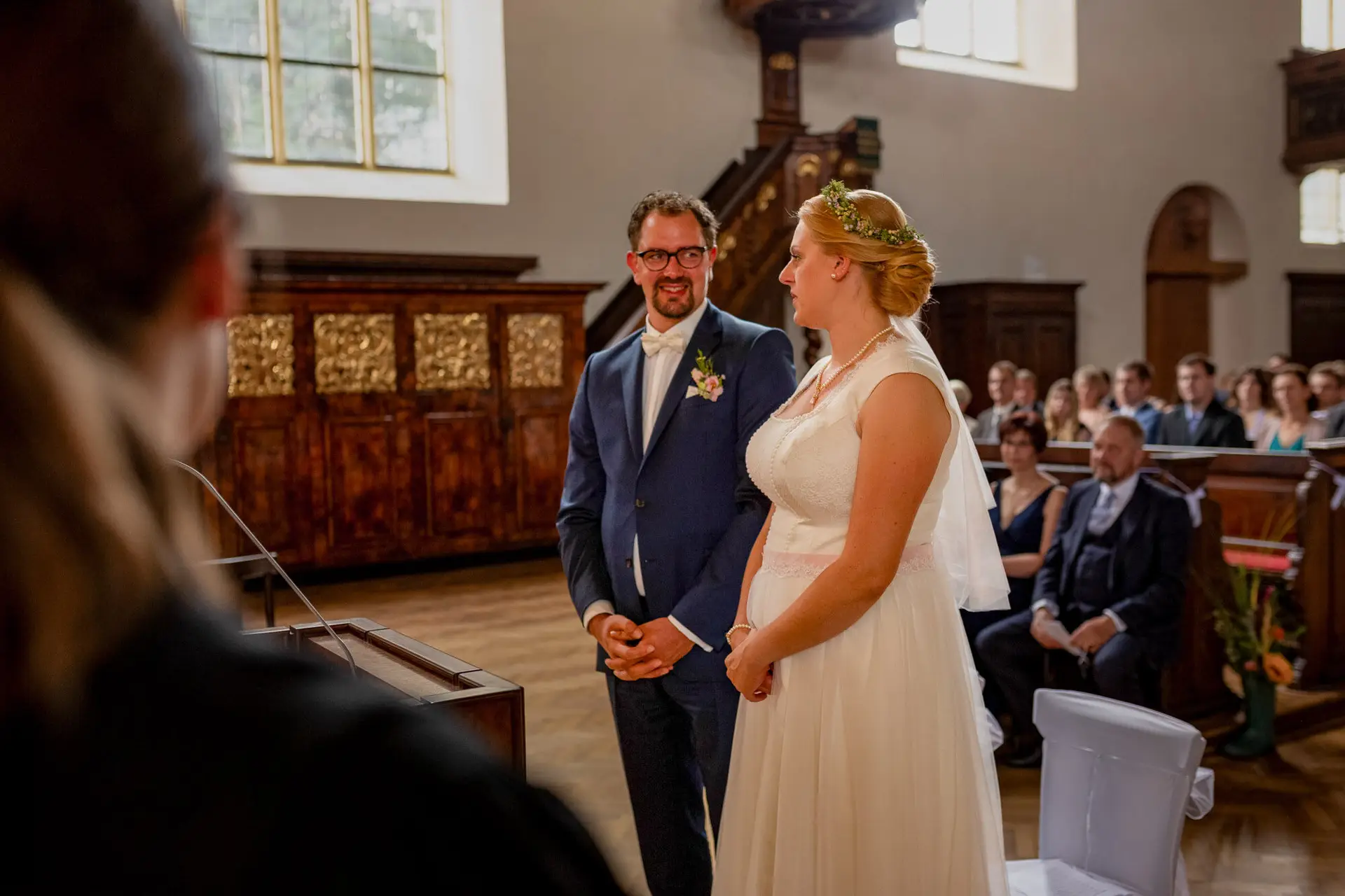 20180915 14 03 44 20180915 14 03 44 Geng Rummer Speyer Reilingen MK3 5198 Hochzeit Kirche Braut Schleier Hochzeitsfotograf Reilingen Speyer Ida Philipp.DGg6P0t4 Brautpaar tauscht Blicke während der kirchlichen Trauung in Speyer
