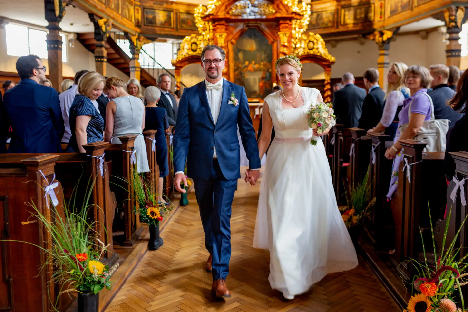 20180915 14 26 10 MK3 5308 Hochzeit Kirche Braut Geliebte Hochzeitsfotograf Reilingen Speyer Ida Philipp.D WgswSk Brautpaar geht Hand in Hand durch das Kirchenschiff nach der Trauung