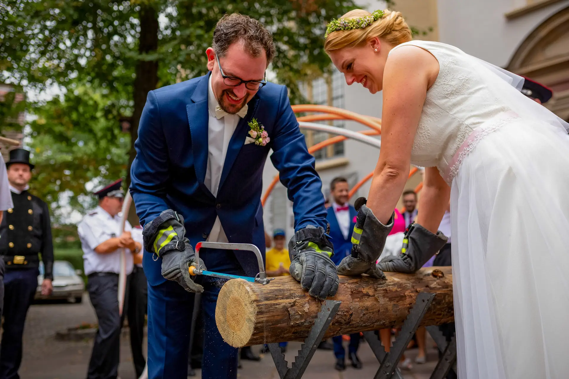 20180915 14 28 15 20180915 14 28 15 Geng Rummer Speyer Reilingen MK3 5439 Hochzeit Mann Frau Holz Hochzeitsfotograf Reilingen Speyer Ida Philipp.DxR3 TZW Brautpaar sägt gemeinsam einen Holzstamm beim traditionellen Baumstammsägen