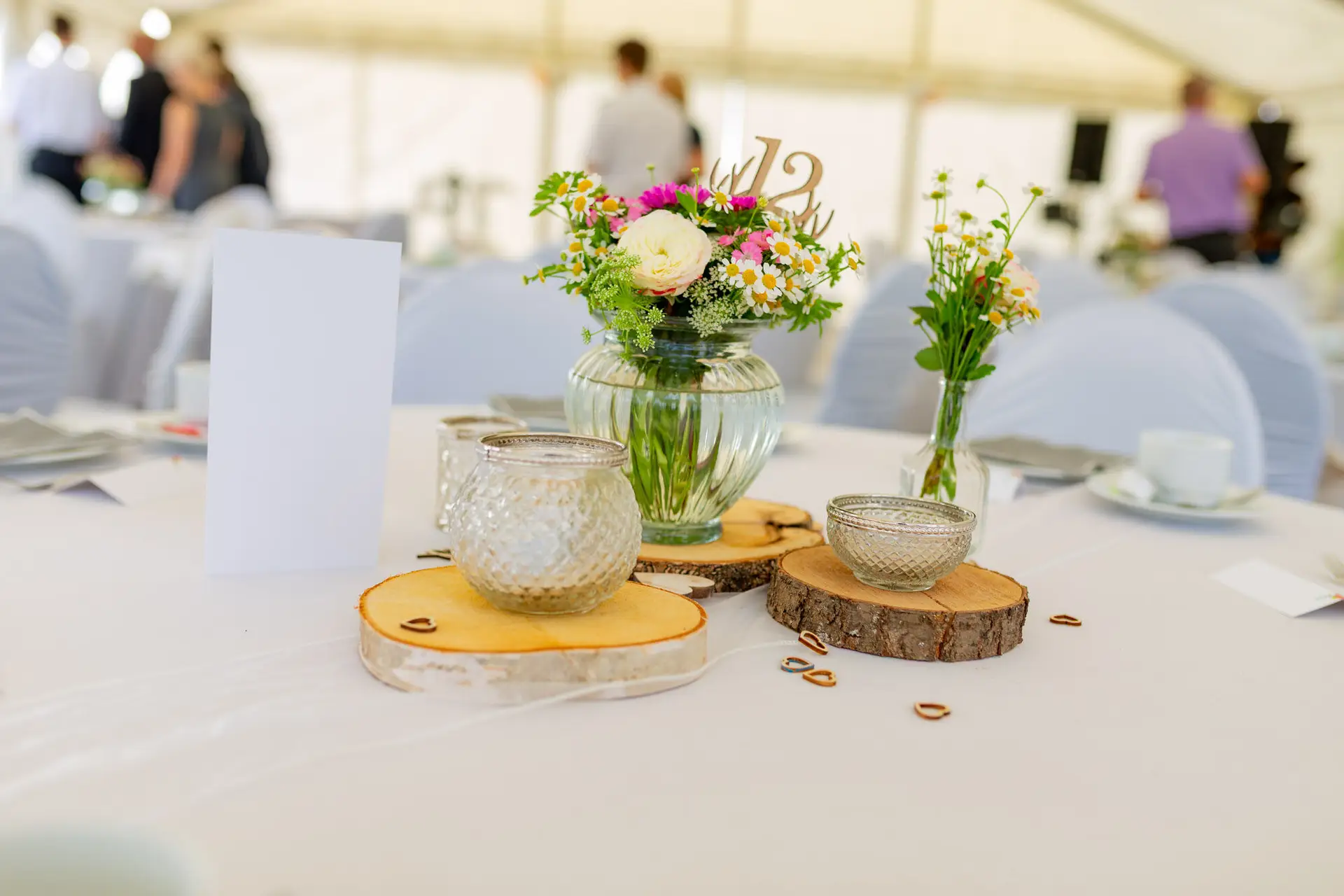 20180915 15 50 07 MK3 6792 Blumen Tisch Hochzeit Kerzen Hochzeitsfotograf Reilingen Speyer Ida Philipp.B04V5LLy Brautpaar-Tischdeko mit Blumenvasen und Holzscheiben im Festzelt Reilingen