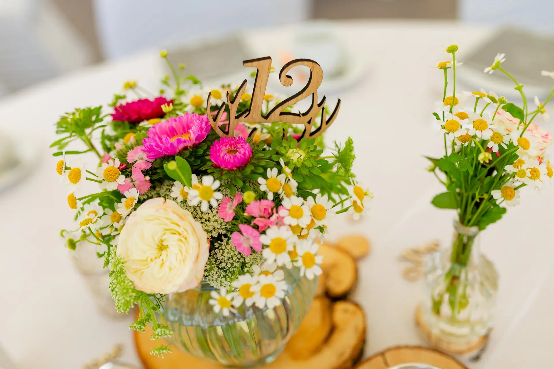 20180915 15 50 17 MK3 6800 Blumen Hochzeit Zier Holz Hochzeitsfotograf Reilingen Speyer Ida Philipp.603a KGf Fröhliche Blumenarrangements in kleinen Glasvasen am Hochzeitstisch