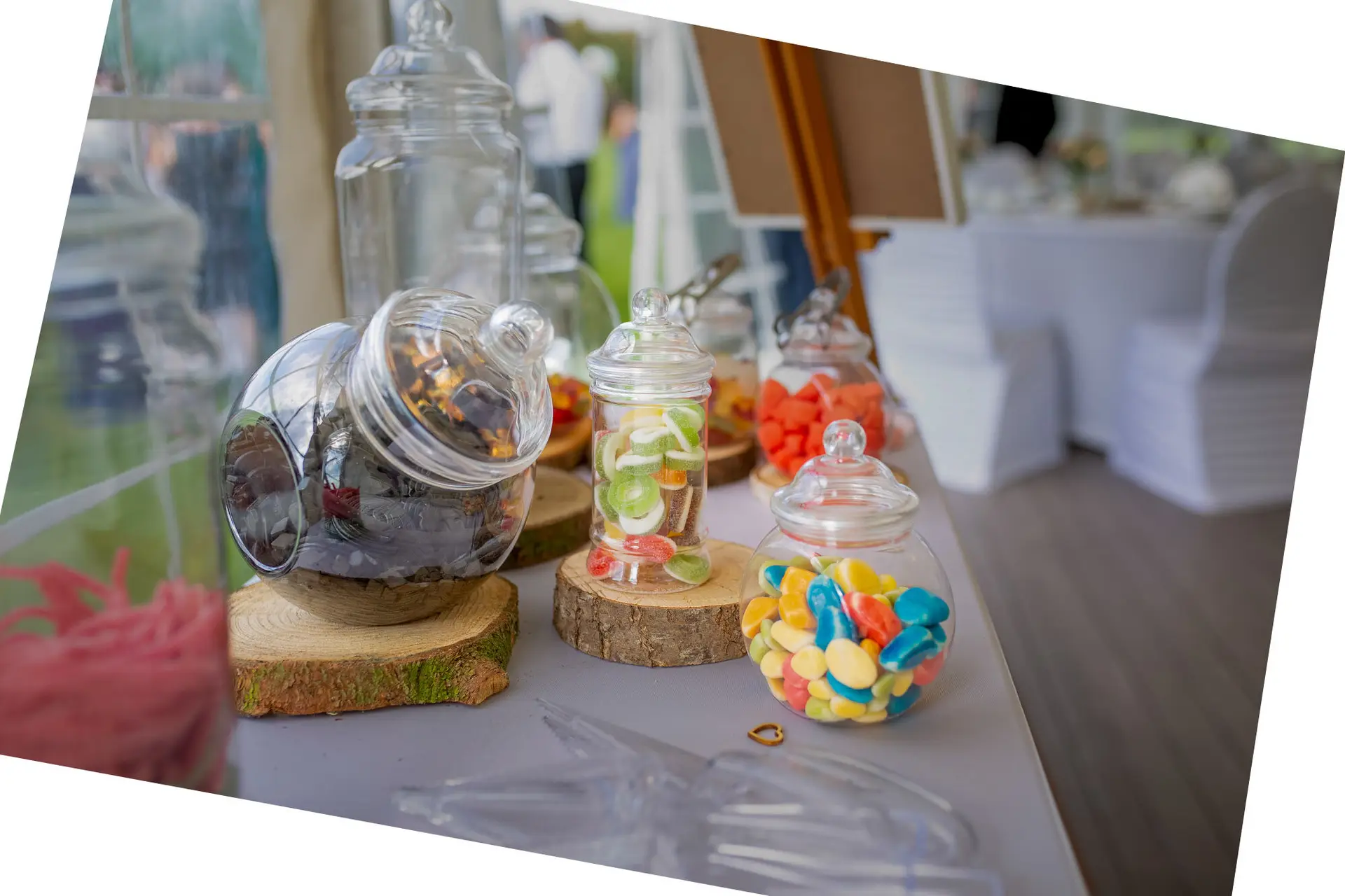 20180915 15 51 48 20180915 15 51 48 Geng Rummer Speyer Reilingen MK3 6831 Suessigkeiten Hochzeit Holz Tafel Hochzeitsfotograf Reilingen Speyer Ida Philipp.MfPysRkU Süßigkeiten in Gläsern auf Holz – liebevolle Candybar-Dekoration zur Hochzeit