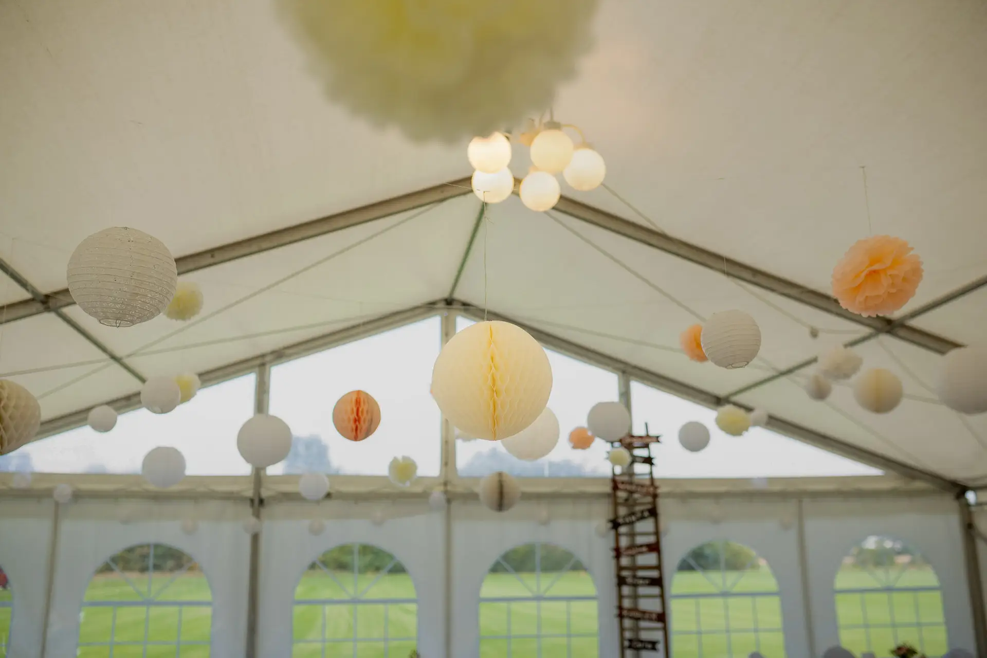 20180915 15 52 47 20180915 15 52 47 Geng Rummer Speyer Reilingen MK3 6846 Hochzeitstendelichterpapierblumen Hochzeitsfotograf Reilingen Speyer Ida Philipp.B2Fw8Gcd Weiße Laternen hängen an den Zeltstangen beim Hochzeitsfest im Grünen
