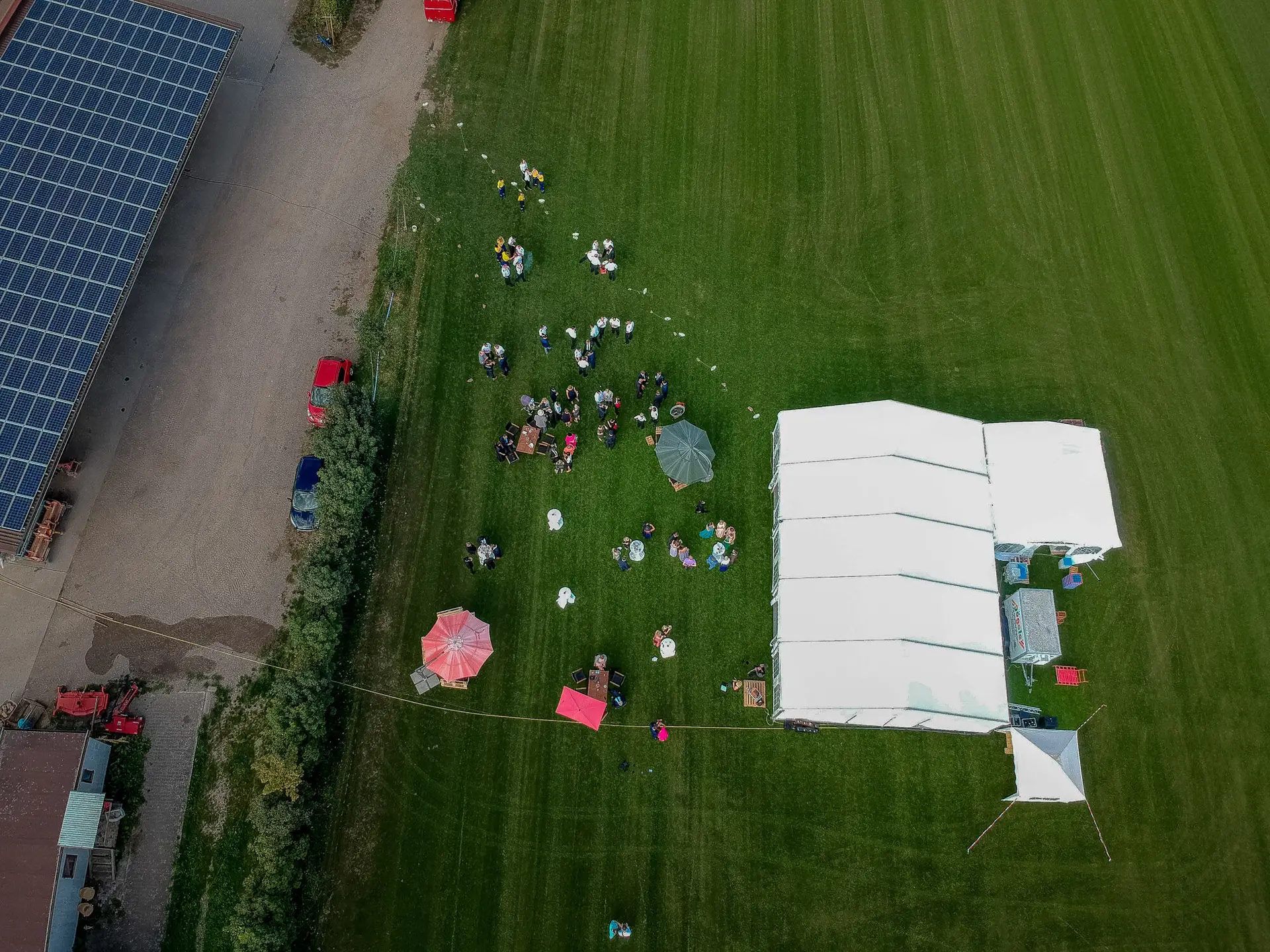 20180915 16 05 56 20180915 16 05 56 Geng Rummer Speyer Reilingen DJI 0359 Hochzeit Gras Party Glueck Hochzeitsfotograf Reilingen Speyer Ida Philipp.ClMImW S Drohnenaufnahme: Hochzeitsgesellschaft unter weißem Festzelt auf grüner Wiese in Reilingen