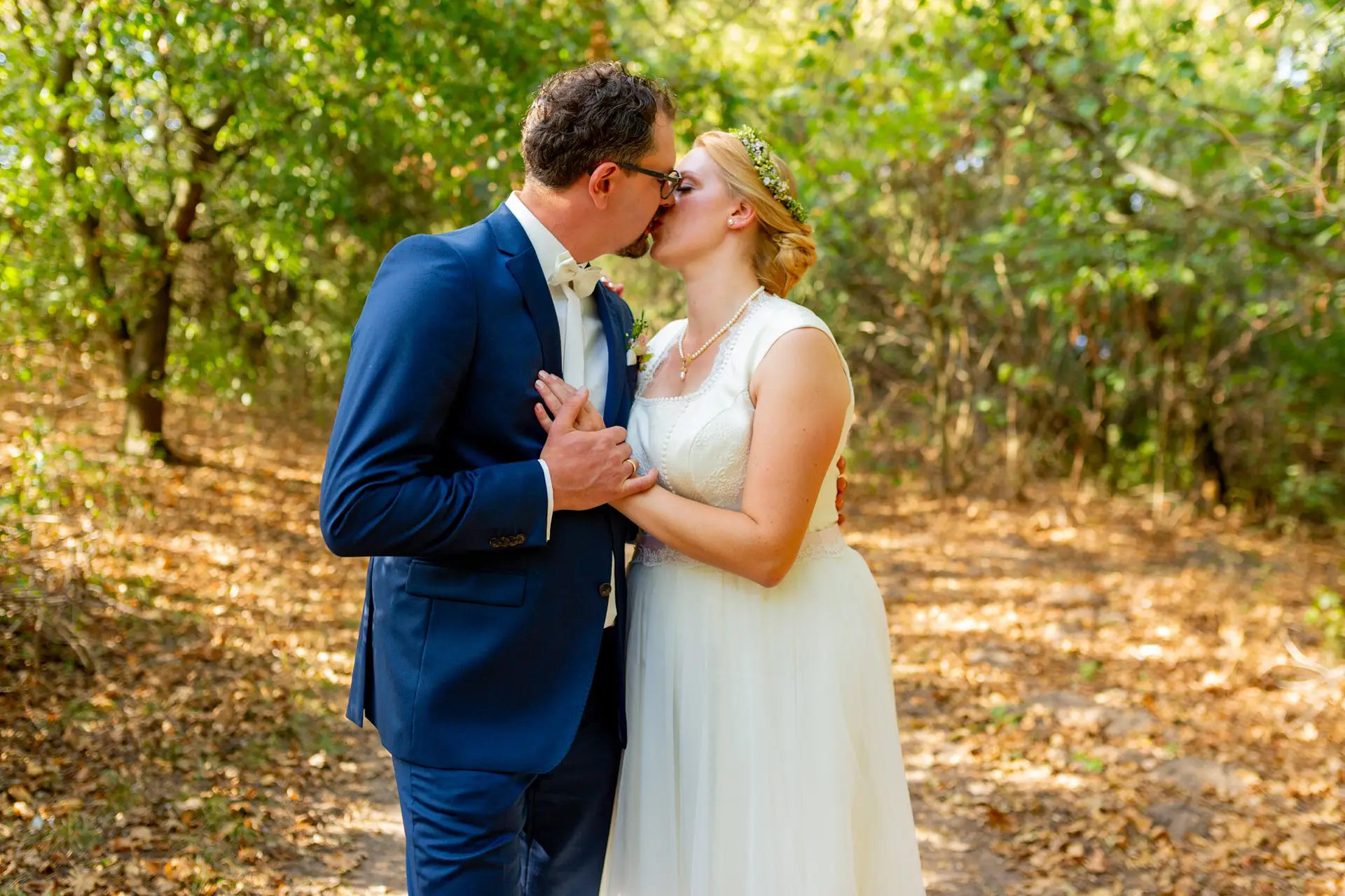 20180915 16 32 02 MK3 6958 Liebe Hochzeit Sommer Gruen Hochzeitsfotograf Reilingen Speyer Ida Philipp.YTLbdaTk Brautpaar küsst sich liebevoll im Grünen beim Shooting am See