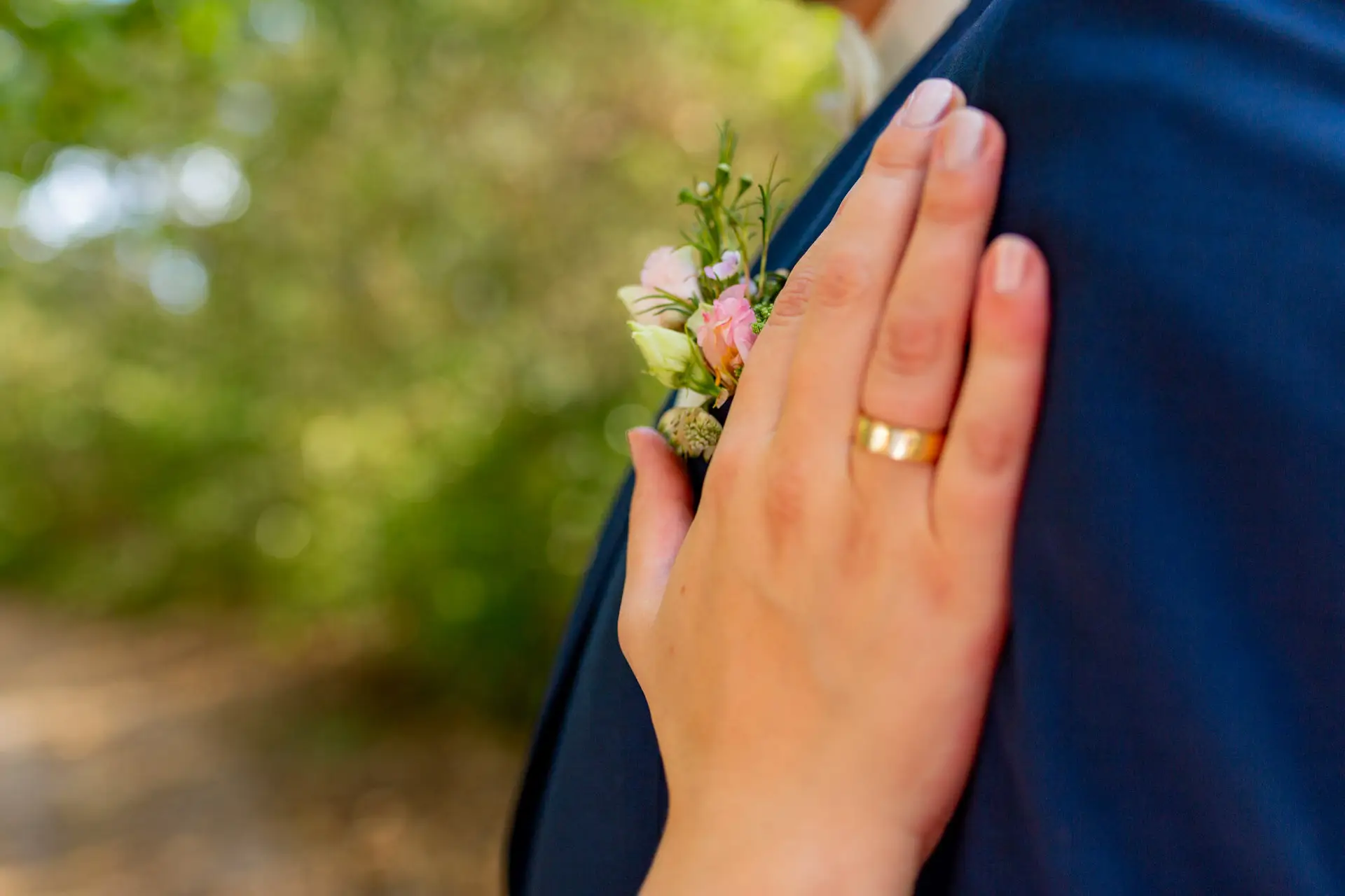20180915 16 33 35 MK3 6985 Hochzeit Blumen Romantik Liebe Hochzeitsfotograf Reilingen Speyer Ida Philipp.Bu7MUxI Braut hält Blumenstrauß beim romantischen Brautpaarshooting am See