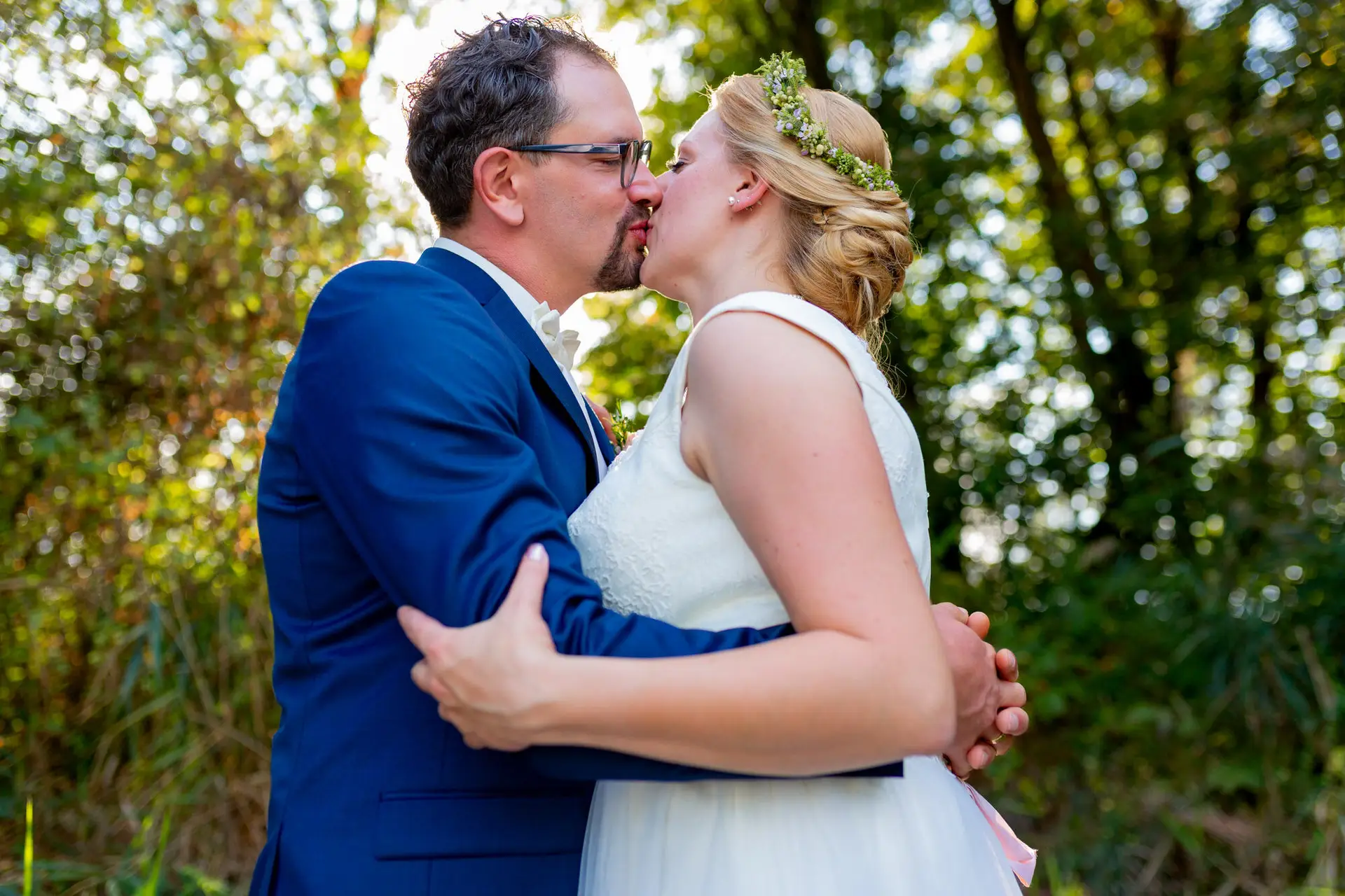 20180915 16 38 02 MK3 7028 Liebe Glueck Romantik Braut Hochzeitsfotograf Reilingen Speyer Ida Philipp.DzKqFrDI Brautpaar küsst sich liebevoll im Grünen bei der Hochzeit in Reilingen