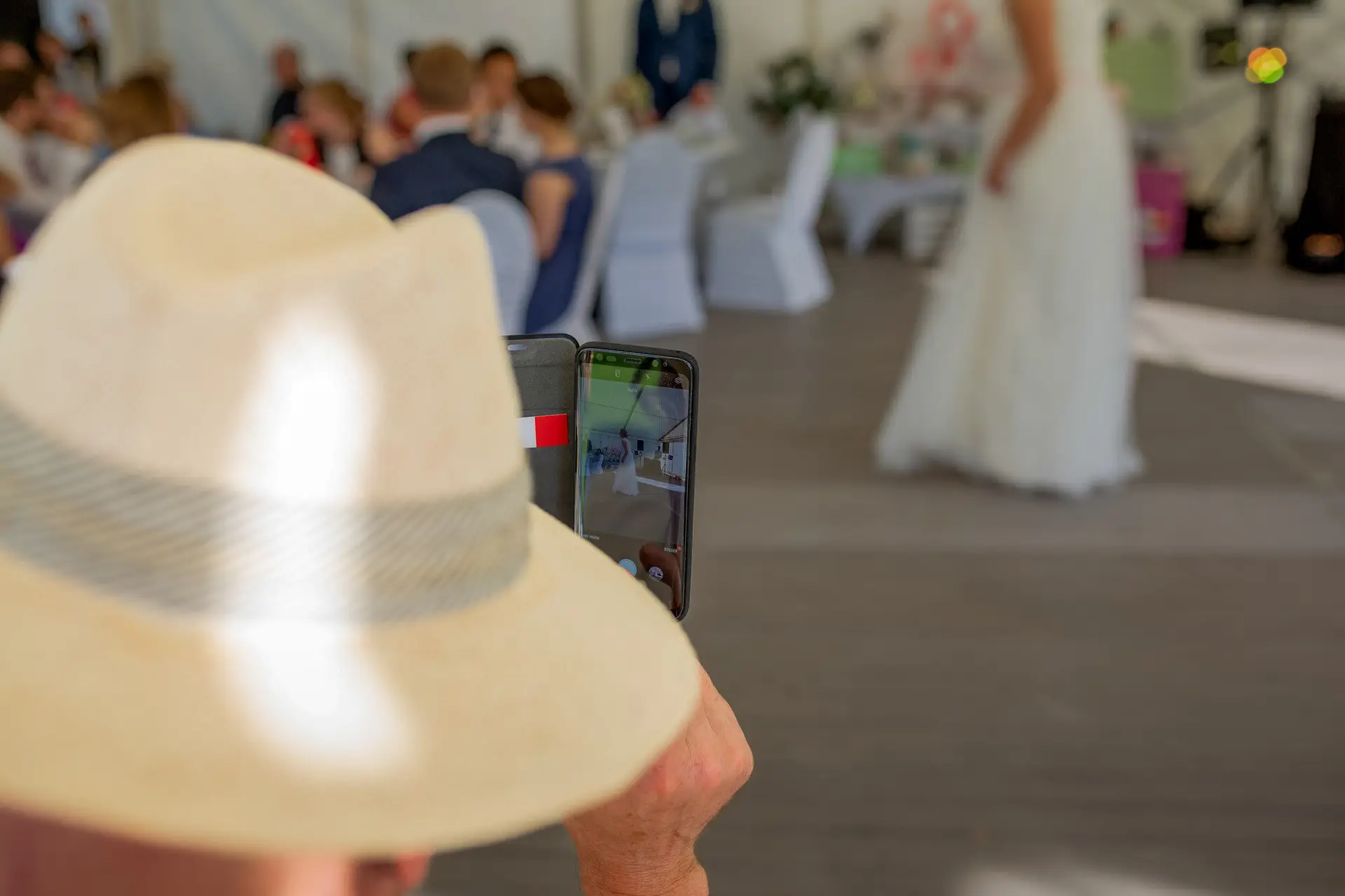 20180915 17 15 40 20180915 17 15 40 Geng Rummer Speyer Reilingen MK3 7213 Hochzeit Strand Sonne Gaeste Hochzeitsfotograf Reilingen Speyer Ida Philipp.DKMEuNuG Hochzeitsgäste genießen die Zeit am See während des Brautpaarshooting