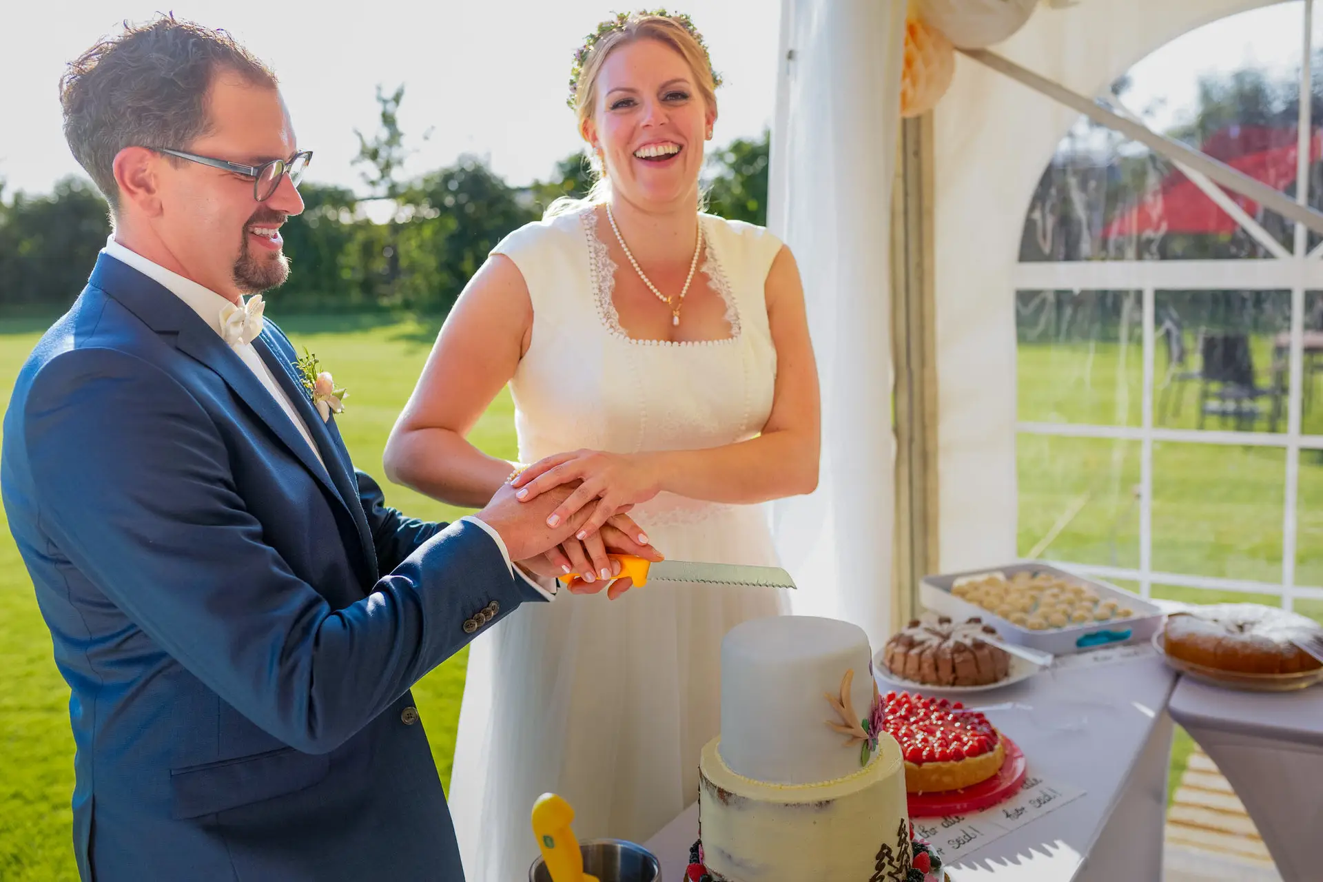 20180915 17 21 12 20180915 17 21 12 Geng Rummer Speyer Reilingen MK3 7260 Hochzeitstorte Braut Garten Spitze Hochzeitsfotograf Reilingen Speyer Ida Philipp.BY12zymP Brautpaar schneidet gemeinsam die Hochzeitstorte auf der grünen Wiese