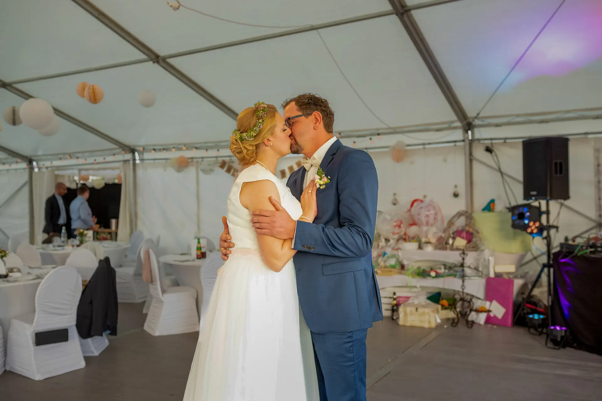20180915 18 56 27 20180915 18 56 27 Geng Rummer Speyer Reilingen MK3 7607 Hochzeit Liebe Glueck Zeremonie Hochzeitsfotograf Reilingen Speyer Ida Philipp.CDvXqzwZ Brautpaar küsst sich unter weißem Zeltdach mit Laternen bei der Hochzeitsfeier