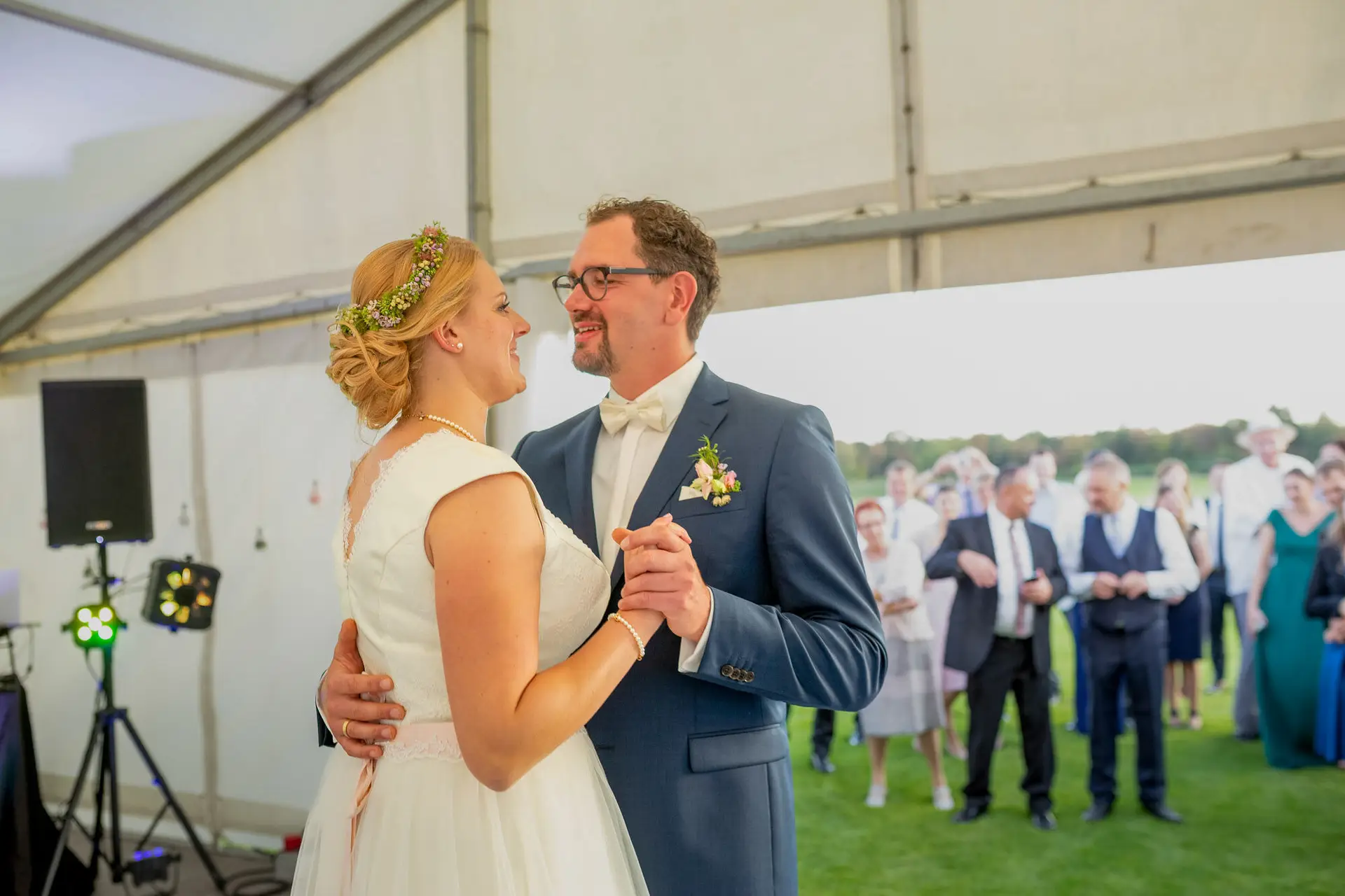 20180915 18 56 56 20180915 18 56 56 Geng Rummer Speyer Reilingen MK3 7644 Hochzeit Tanz Braut Braeutigam Hochzeitsfotograf Reilingen Speyer Ida Philipp.DtA2vy3g Brautpaar tanzt romantisch auf der Hochzeitsfeier im Festzelt in Reilingen