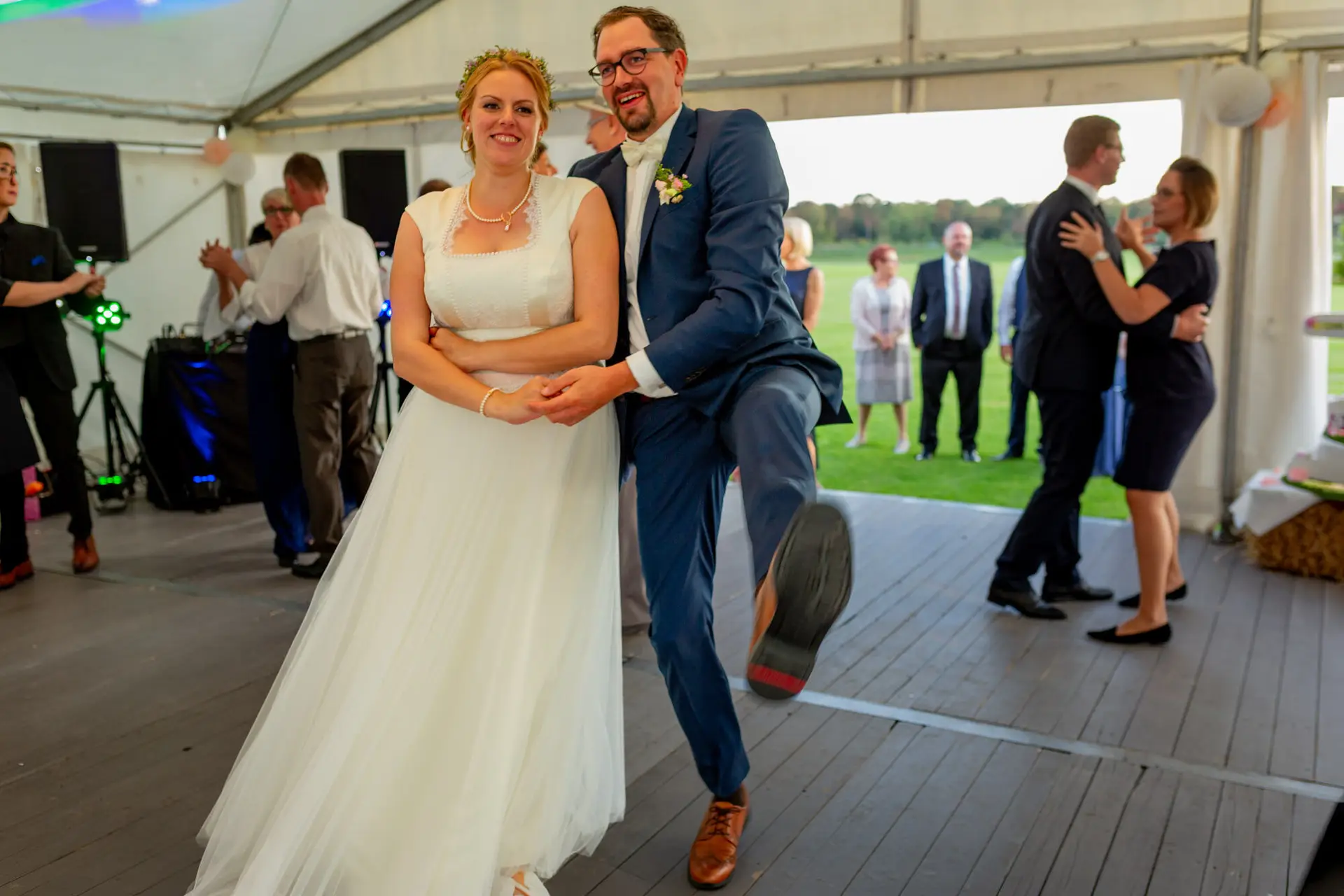 20180915 19 00 46 MK3 7997 Hochzeit Braut Tanz Glueck Hochzeitsfotograf Reilingen Speyer Ida Philipp.BWLSr7i7 Brautpaar tanzt ausgelassen auf dem Hochzeitsfest unter dem Zeltdach