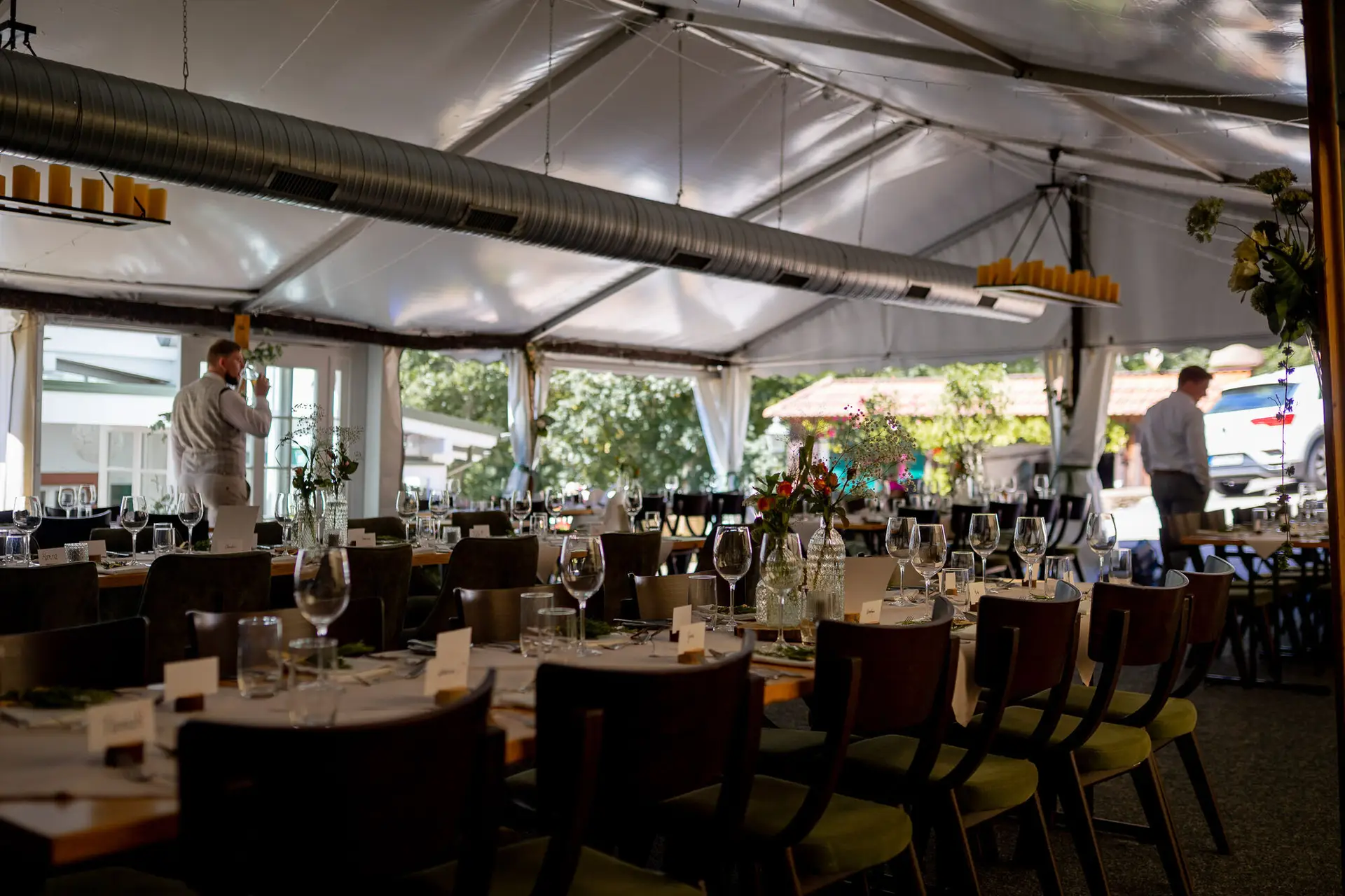 20230811 13 29 02 Hochzeit Elztal Hochzeitsfotograf Heiraten Heidelberg Landgasthof Heidersbacher Muehle 4K8A0385.Xlnlk TJ Weißer Kuppelzelt-Saal bereit für den Hochzeitsempfang, Kellner bereitet die Tische vor