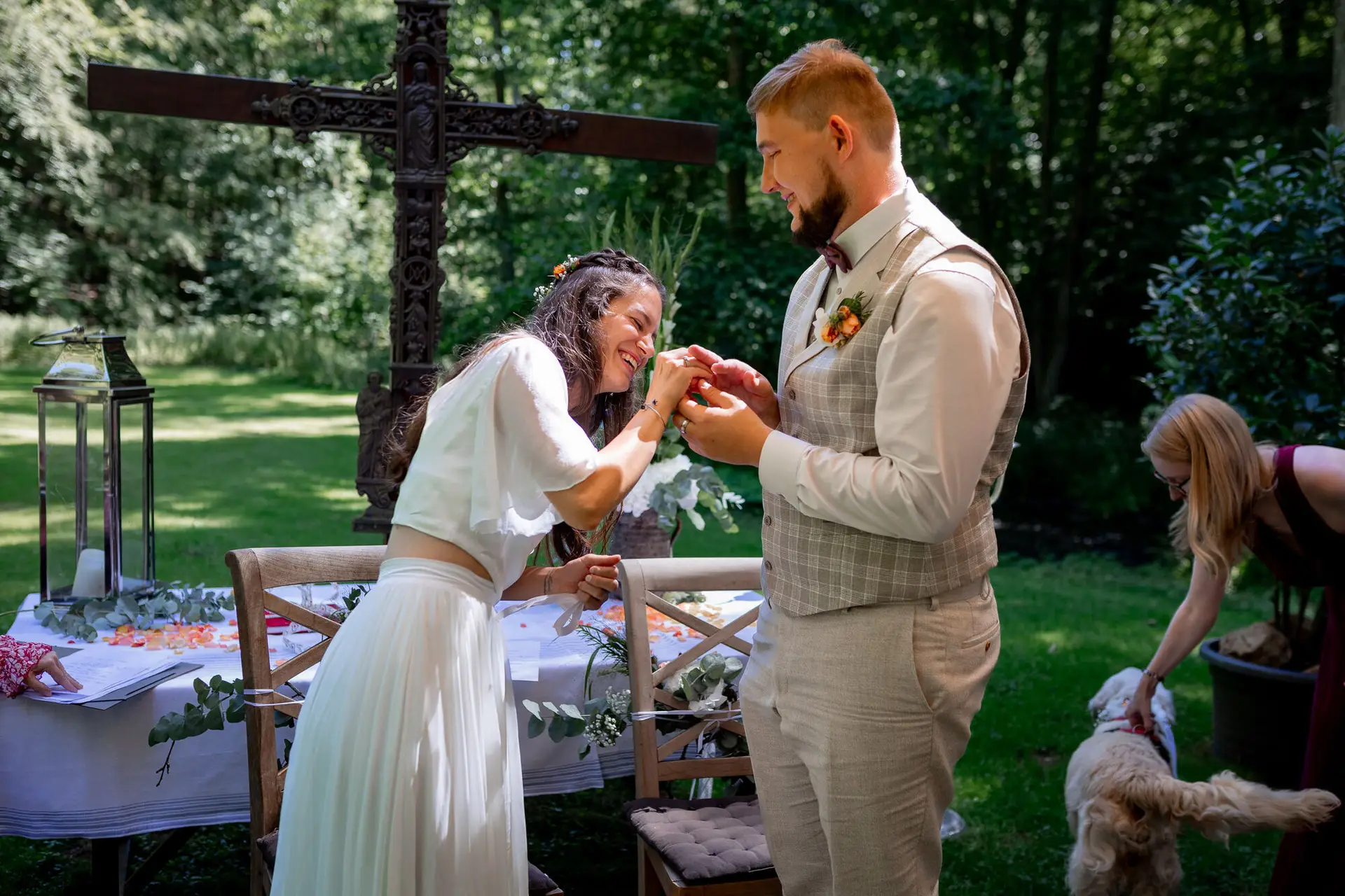 20230811 15 00 08 Hochzeit Elztal Hochzeitsfotograf Heiraten Heidelberg Landgasthof Heidersbacher Muehle 4K8A1845.BMzNeplt Brautpaar steckt sich die Eheringe an – der emotionale Höhepunkt der freien Trauung im Elztal
