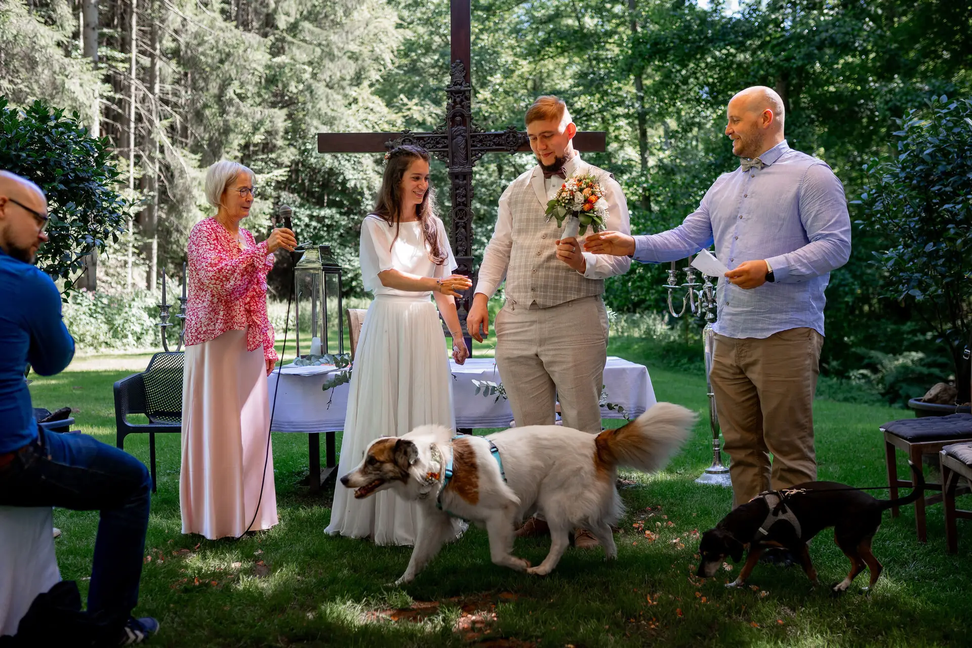 20230811 15 00 43 Hochzeit Elztal Hochzeitsfotograf Heiraten Heidelberg Landgasthof Heidersbacher Muehle 4K8A1960.CPkeg6Br Brautpaar + Trauzeuge + Familienhund direkt nach dem Jawort – ein vollständiges Familienbild