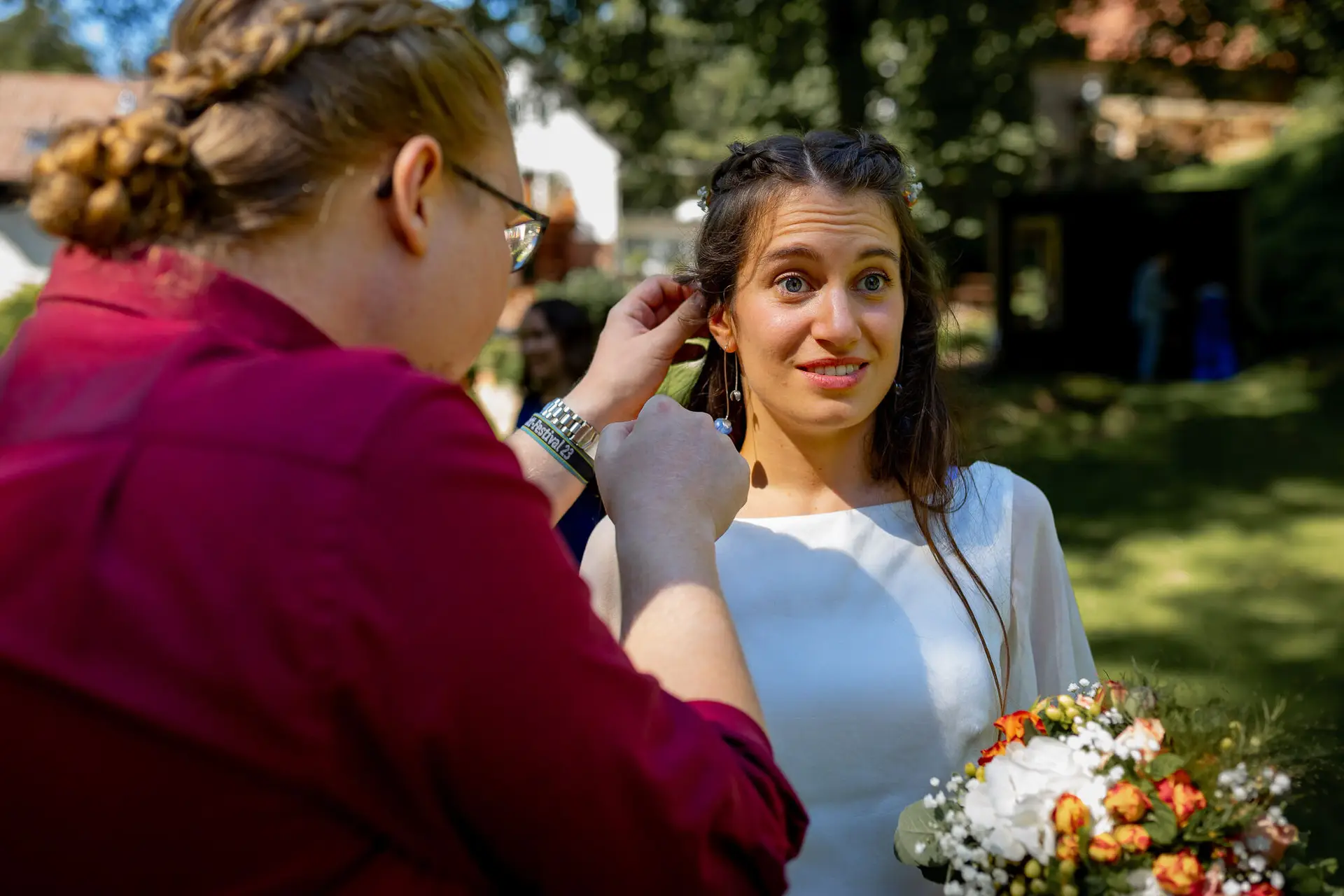 20230811 15 27 58 Hochzeit Elztal Hochzeitsfotograf Heiraten Heidelberg Landgasthof Heidersbacher Muehle 4K8A4306.Od7xhUy4 Brautjungfer hilft Braut beim letzten Haarzubehör – kleine Details machen den Moment perfekt