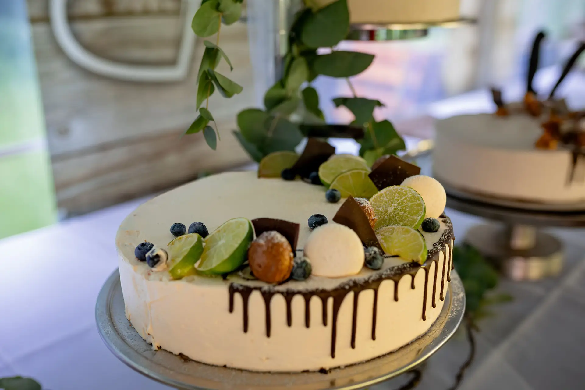20230811 16 19 05 Hochzeit Elztal Hochzeitsfotograf Heiraten Heidelberg Landgasthof Heidersbacher Muehle 4K8A5172 Verbessert RR.Dv7q0QoZ Hochzeitstorte "Eva & Pierre" mit Schokoladen-Drizzle, roten Beeren und Blätterschmuck