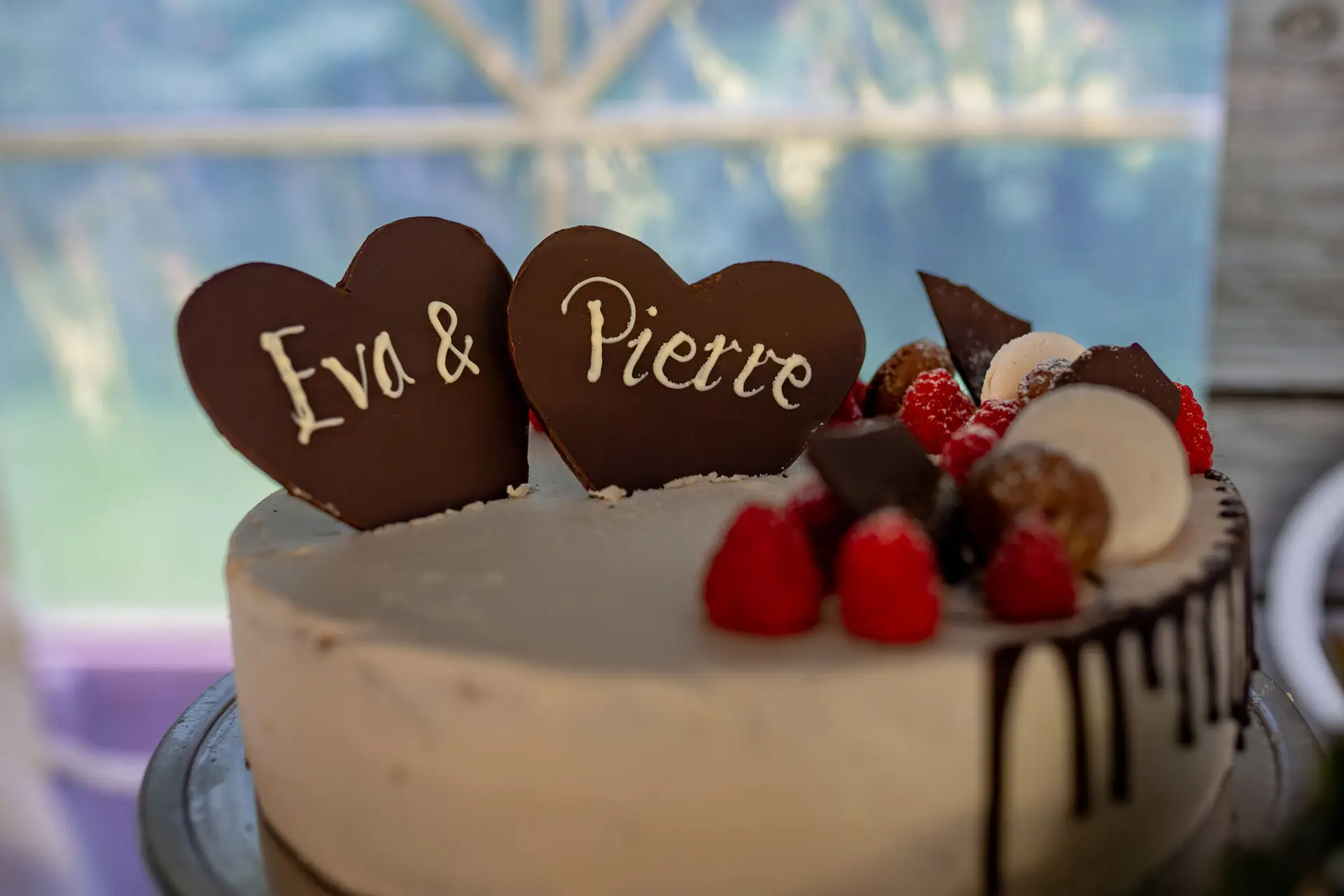 20230811 16 19 12 Hochzeit Elztal Hochzeitsfotograf Heiraten Heidelberg Landgasthof Heidersbacher Muehle 4K8A5182 Verbessert RR.Bs7ipUUM Runde Hochzeitstorte mit weißer Creme und Beerenschmuck, Detailaufnahme der Schichten