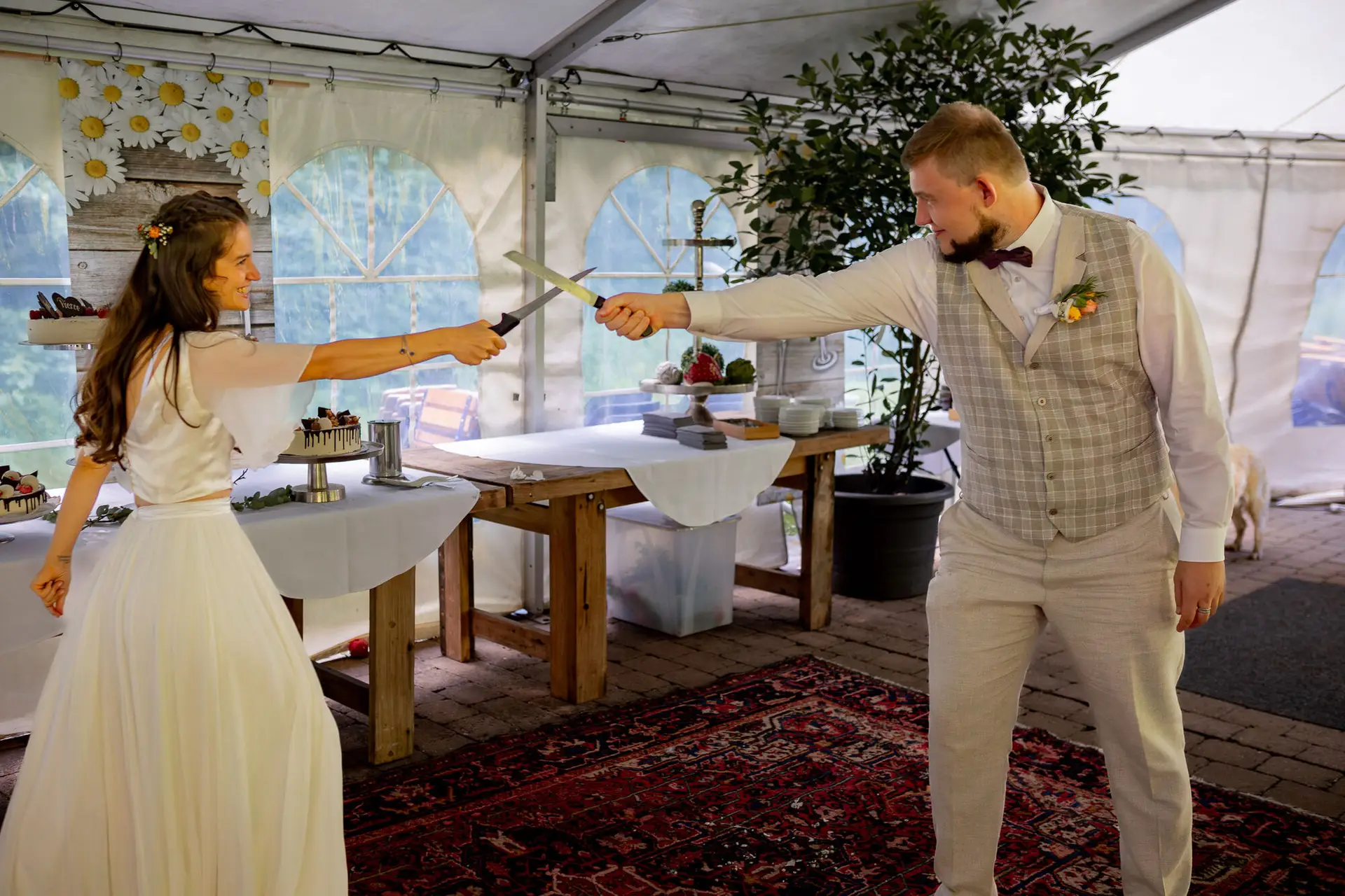 20230811 16 34 39 Hochzeit Elztal Hochzeitsfotograf Heiraten Heidelberg Landgasthof Heidersbacher Muehle 4K8A5492 Verbessert RR.CiclHkzE Braut schwingt spaßhaft das Tortenmesser beim Anschneiden, alle lachen