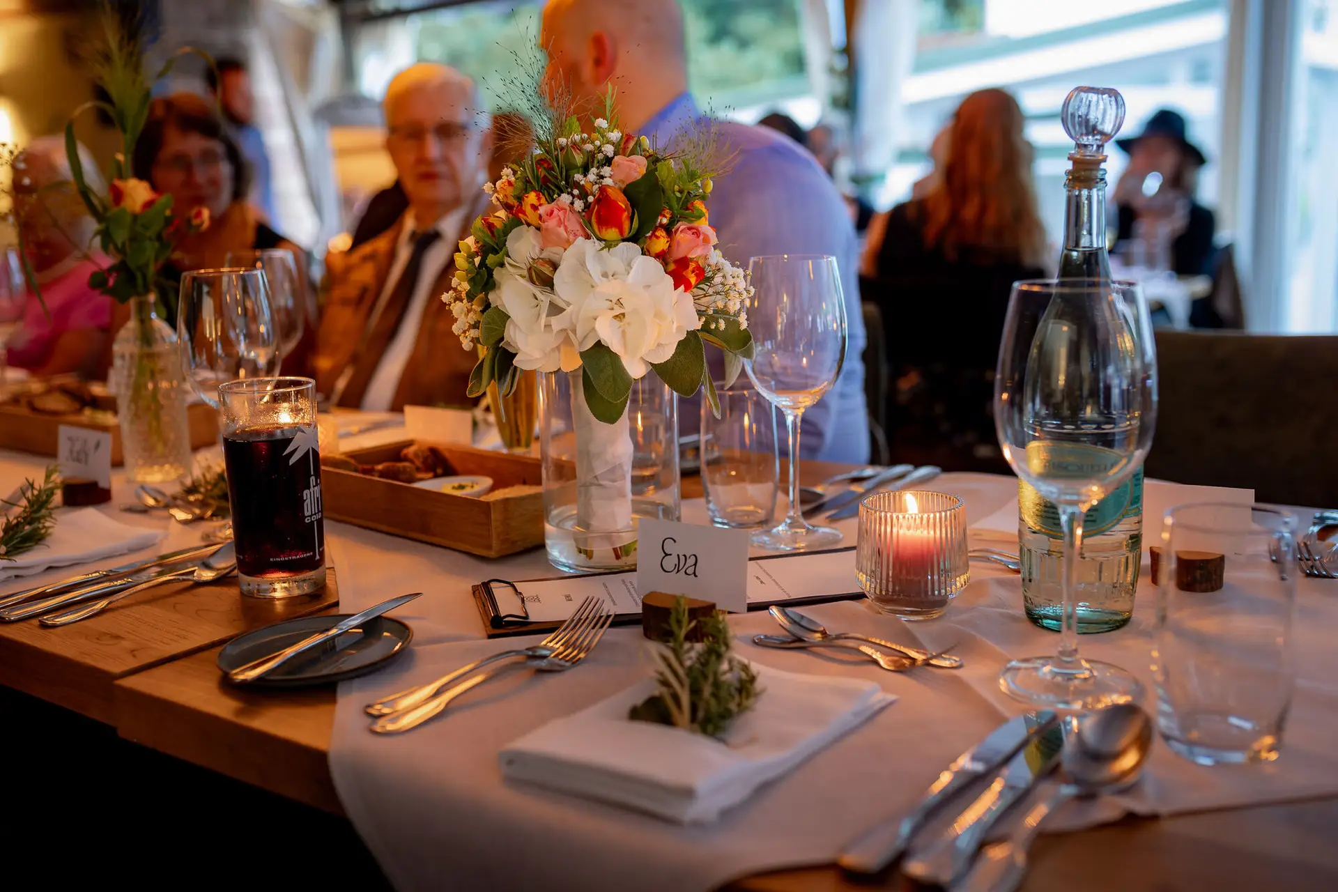 20230811 18 57 34 Hochzeit Elztal Hochzeitsfotograf Heiraten Heidelberg Landgasthof Heidersbacher Muehle 4K8A7305 Verbessert RR.DXJsvwI3 Rustikaler Esstisch mit Blumenarrangements, Champagner und Kerzenlicht zum Abendessen