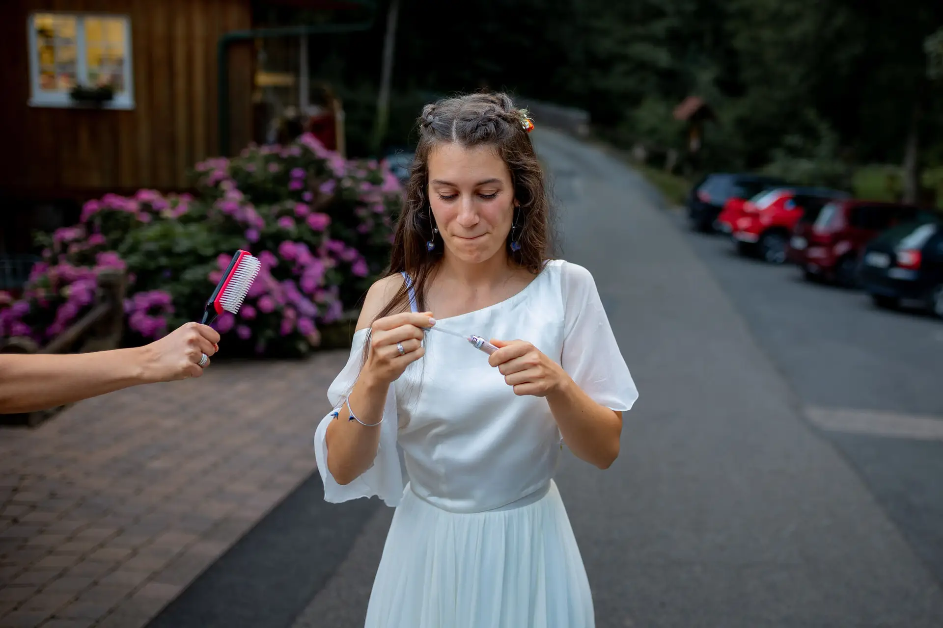 20230811 20 36 54 Hochzeit Elztal Hochzeitsfotograf Heiraten Heidelberg Landgasthof Heidersbacher Muehle 4K8A7753.Cr9JUhz2 Braut wird auf dem Balkon der Mühle für das Abend-Brautpaarshooting geschminkt