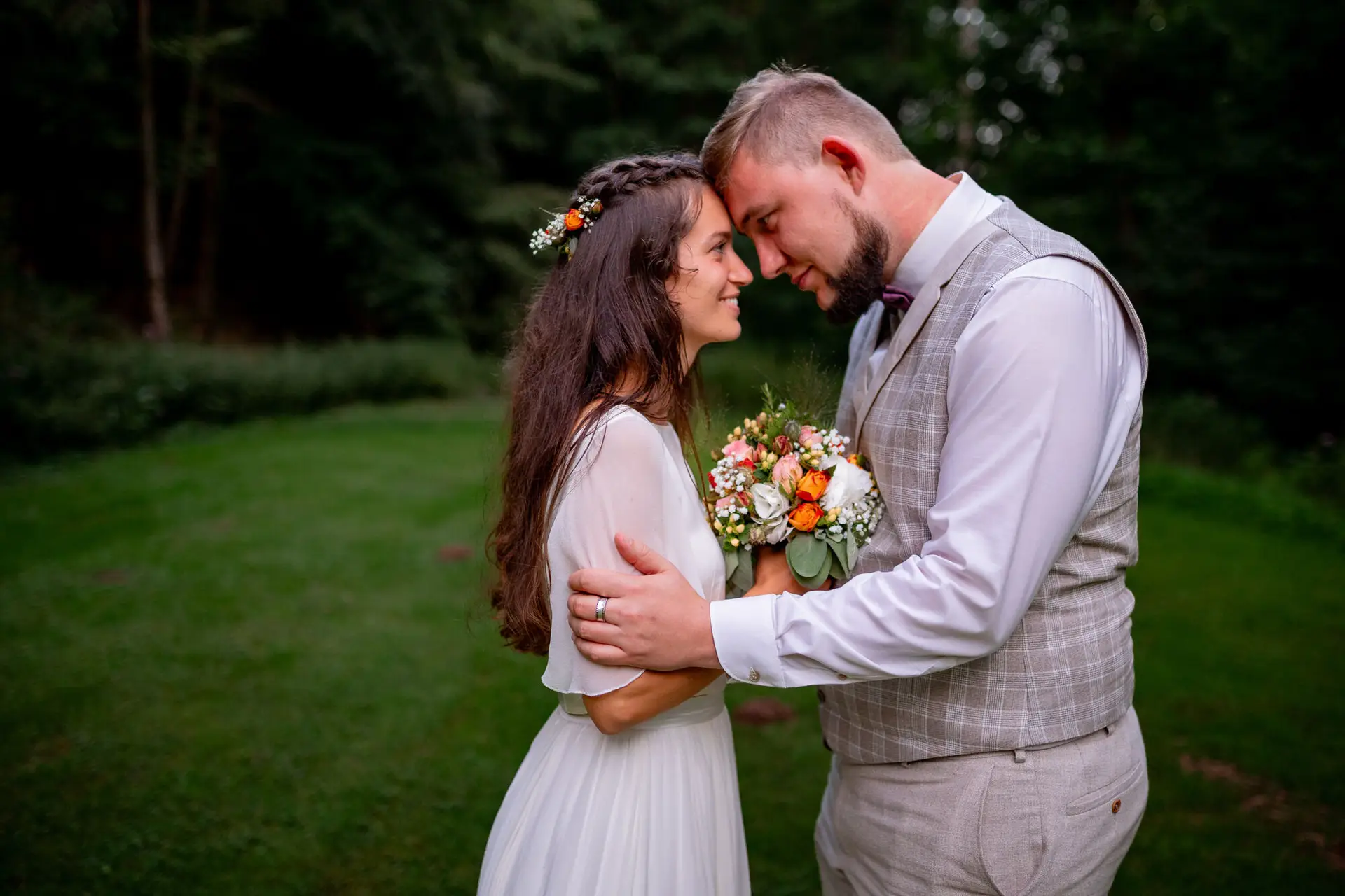 20230811 20 46 43 Hochzeit Elztal Hochzeitsfotograf Heiraten Heidelberg Landgasthof Heidersbacher Muehle 4K8A8109.Yr0oNNtD Brautpaar im abendlichen Elztal-Wald, Bräutigam hält Braut mit Blumenkrone liebevoll
