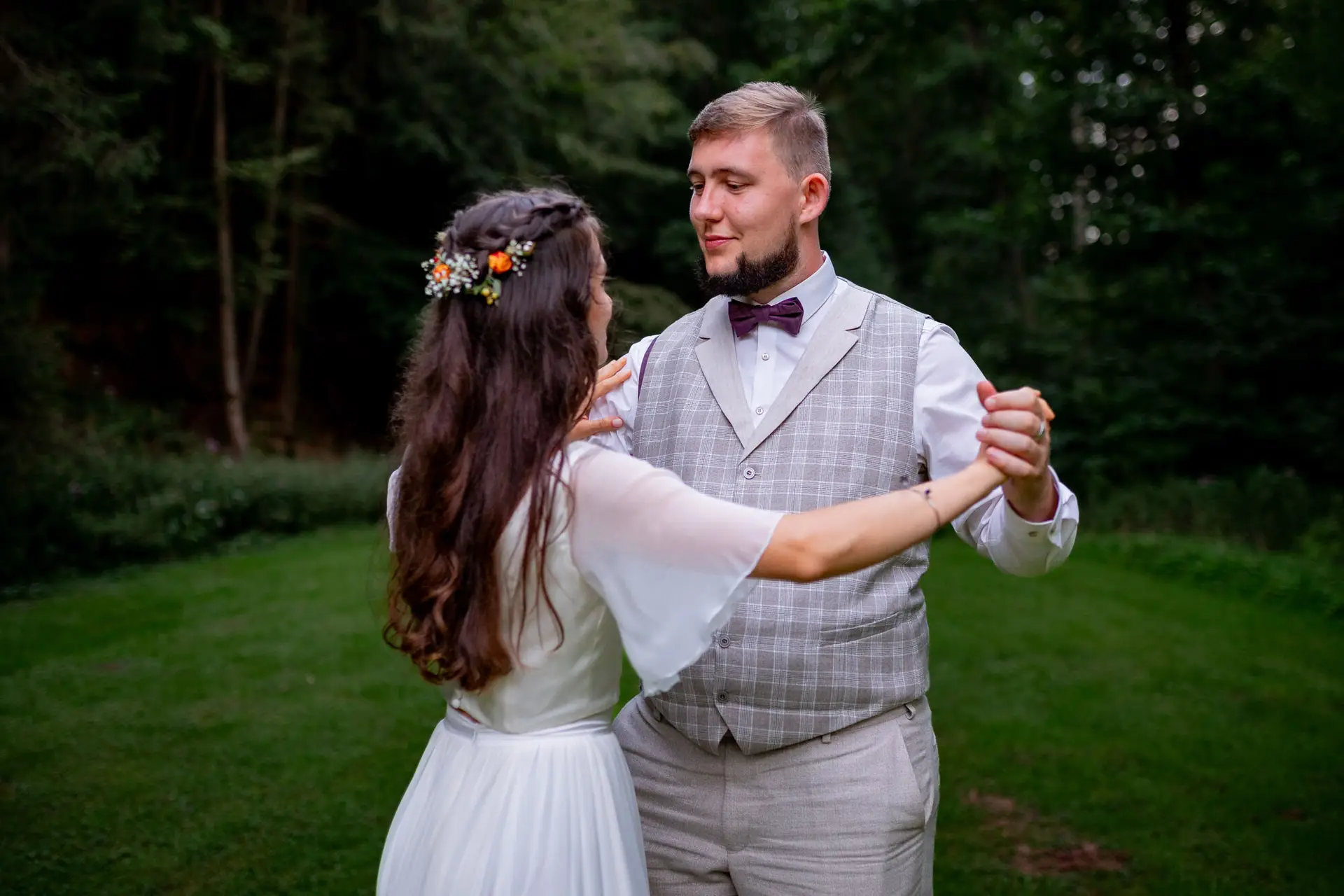 20230811 20 50 27 Hochzeit Elztal Hochzeitsfotograf Heiraten Heidelberg Landgasthof Heidersbacher Muehle 4K8A8352.BR7rvM5K Brautpaar tanzt romantisch auf der abendlichen Wiese im Elztal, Blumen und Natur ringsum