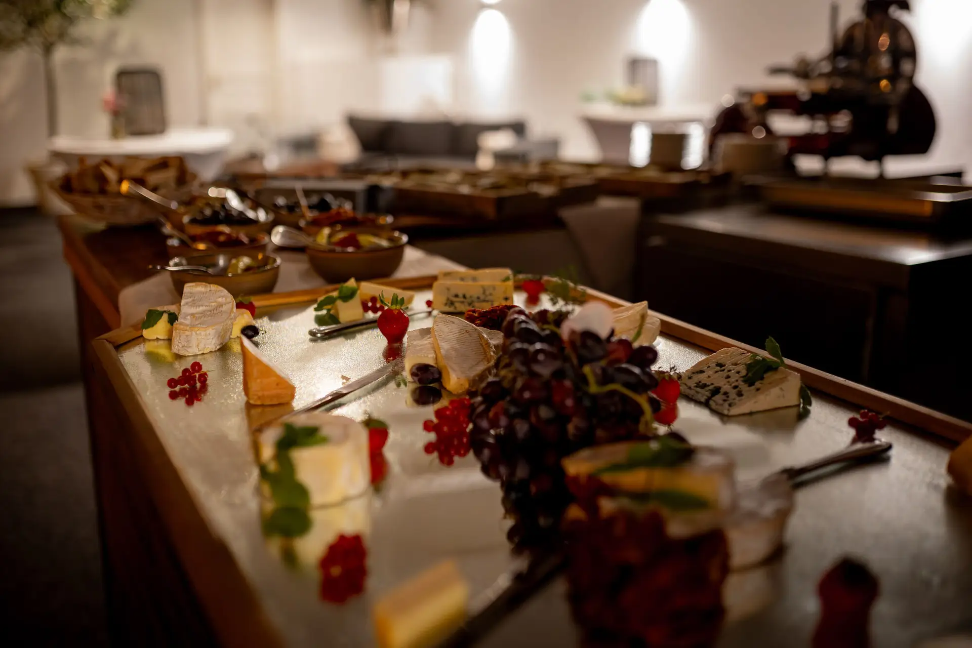 20230811 22 48 43 Hochzeit Elztal Hochzeitsfotograf Heiraten Heidelberg Landgasthof Heidersbacher Muehle 4K8A0278 Verbessert RR.Cg5aj9tS Abend-Buffet mit Käse, Trauben und Beeren auf elegantem Tisch für die späten Gäste