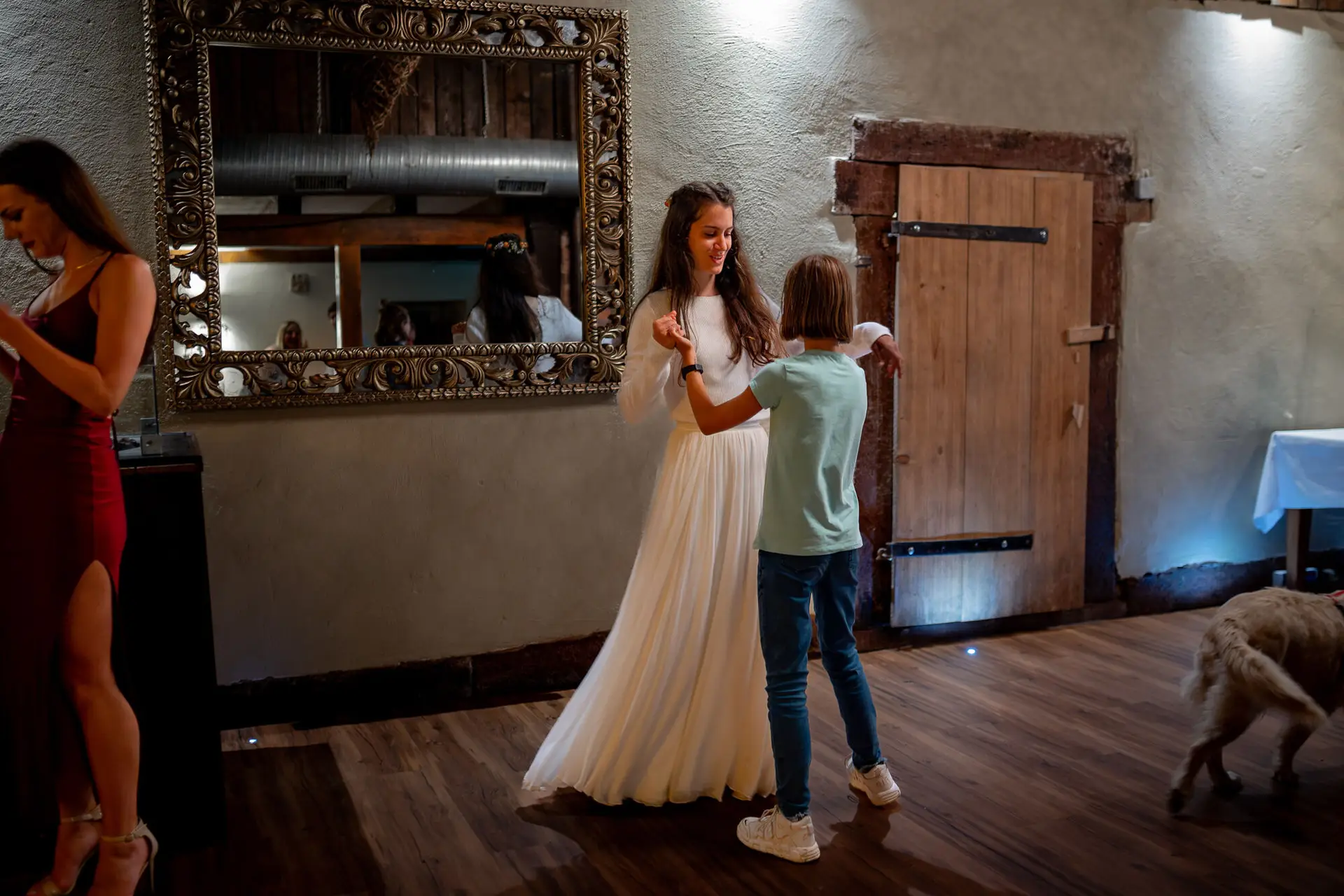 20230811 23 03 58 Hochzeit Elztal Hochzeitsfotograf Heiraten Heidelberg Landgasthof Heidersbacher Muehle 4K8A0454 2 Verbessert RR. ApqrJUo Braut + Kind vor Spiegel, Brautjungfer in Rot und Hund im Raum – nächtliche Feiermomente