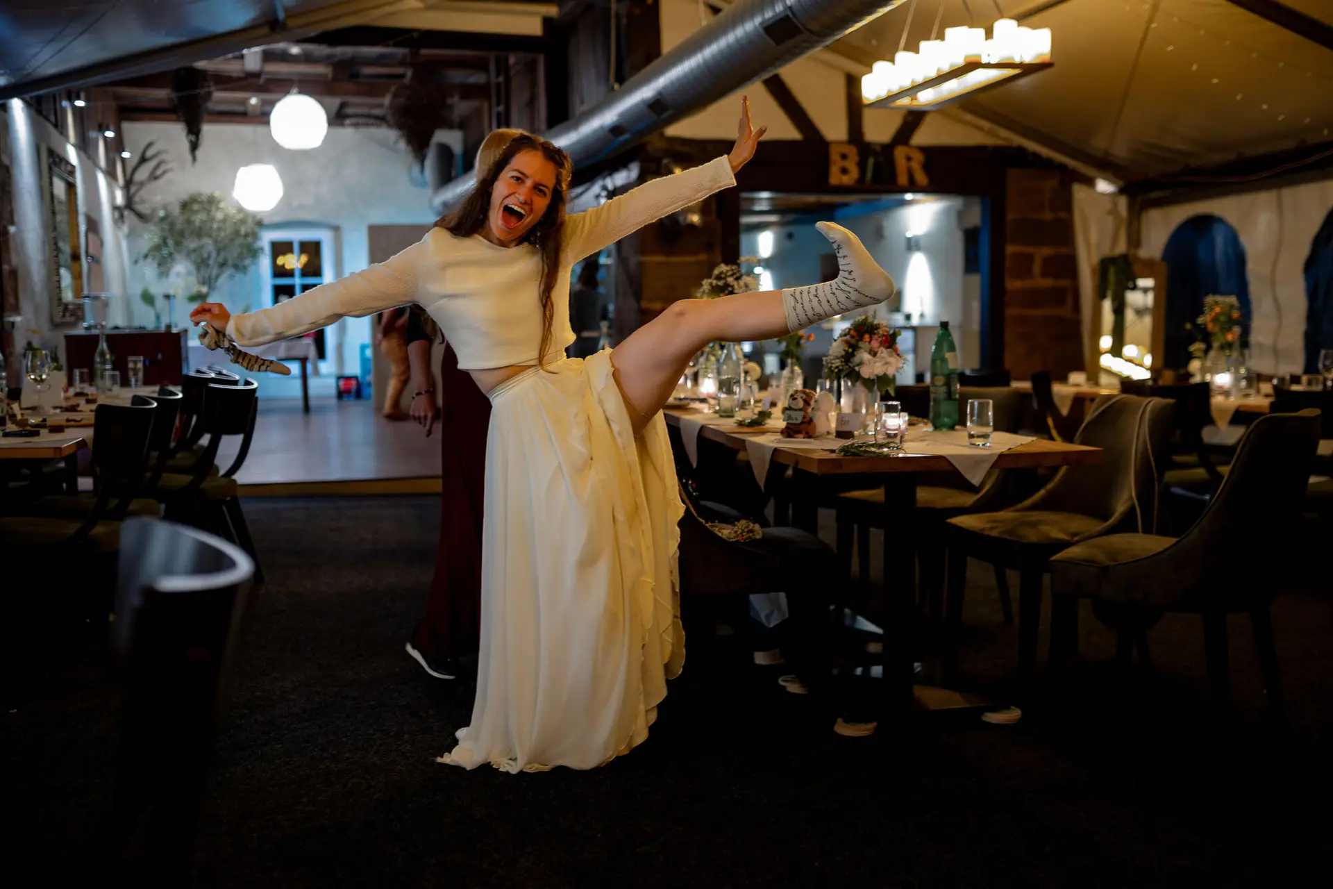 20230811 23 51 13 Hochzeit Elztal Hochzeitsfotograf Heiraten Heidelberg Landgasthof Heidersbacher Muehle 4K8A0644 2 Verbessert RR.BMZvc0Sw Braut tanzt ausgelassen und hält das Tortenmesser in die Luft – pure Freude bei der Late-Night-Party