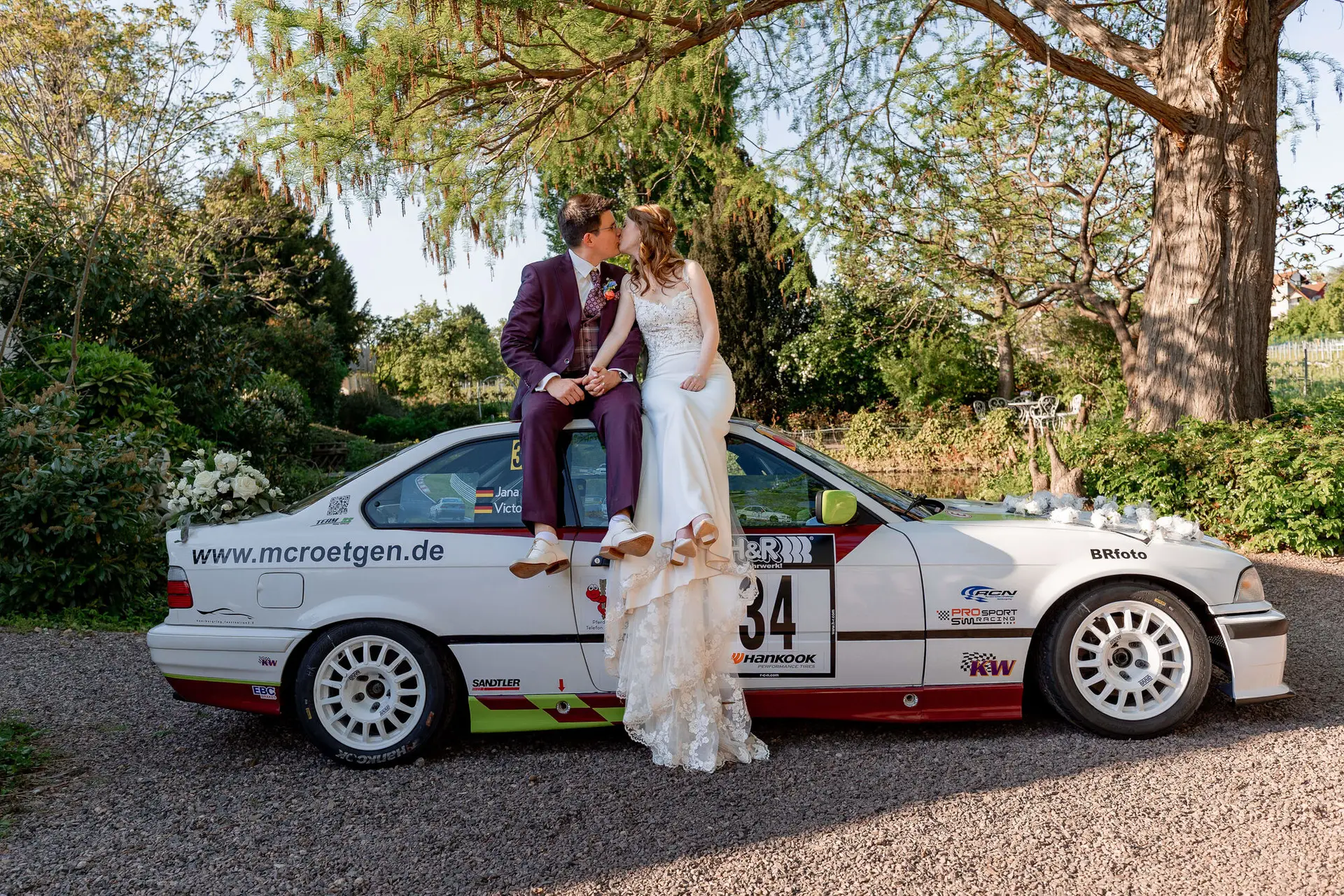 Leuchtende Lichtertüten mit 'JUST MARRIED' Schriftzug säumen abends den Weg