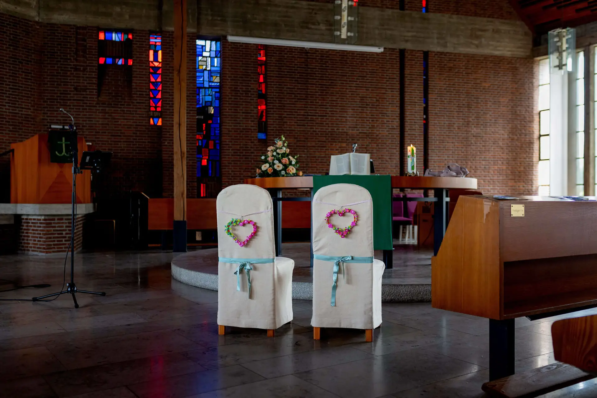 20250913 11 48 03 4K8A4419.CTUlcH W Zwei geschmückte Stühle mit Herzdekoration vor dem Altar der Christuskirche