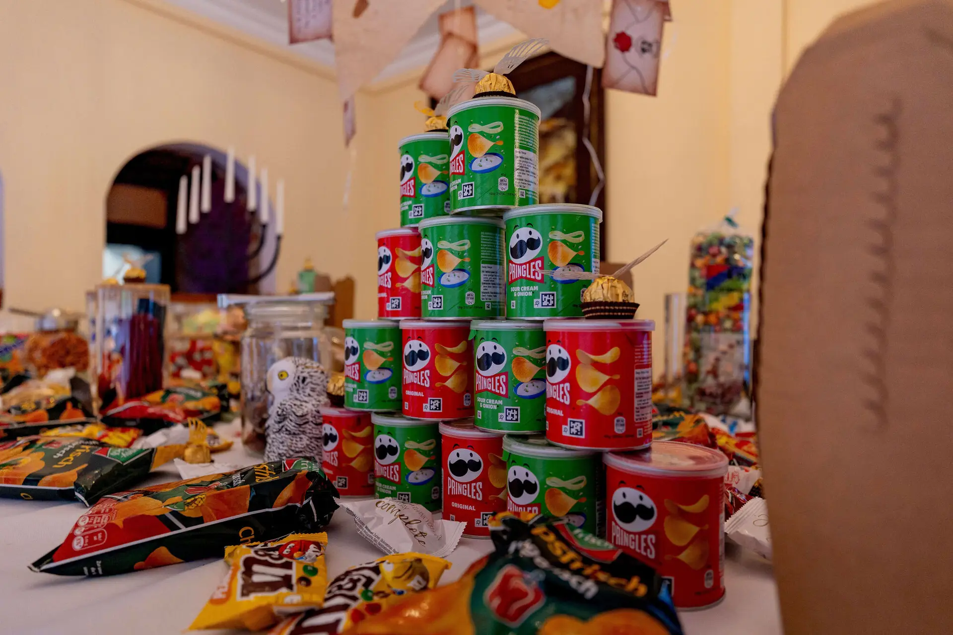 20250913 13 37 30 4K8A5626.Dw OfDQW Pringles-Turm mit goldenem Schnatz aus Ferrero Rocher
