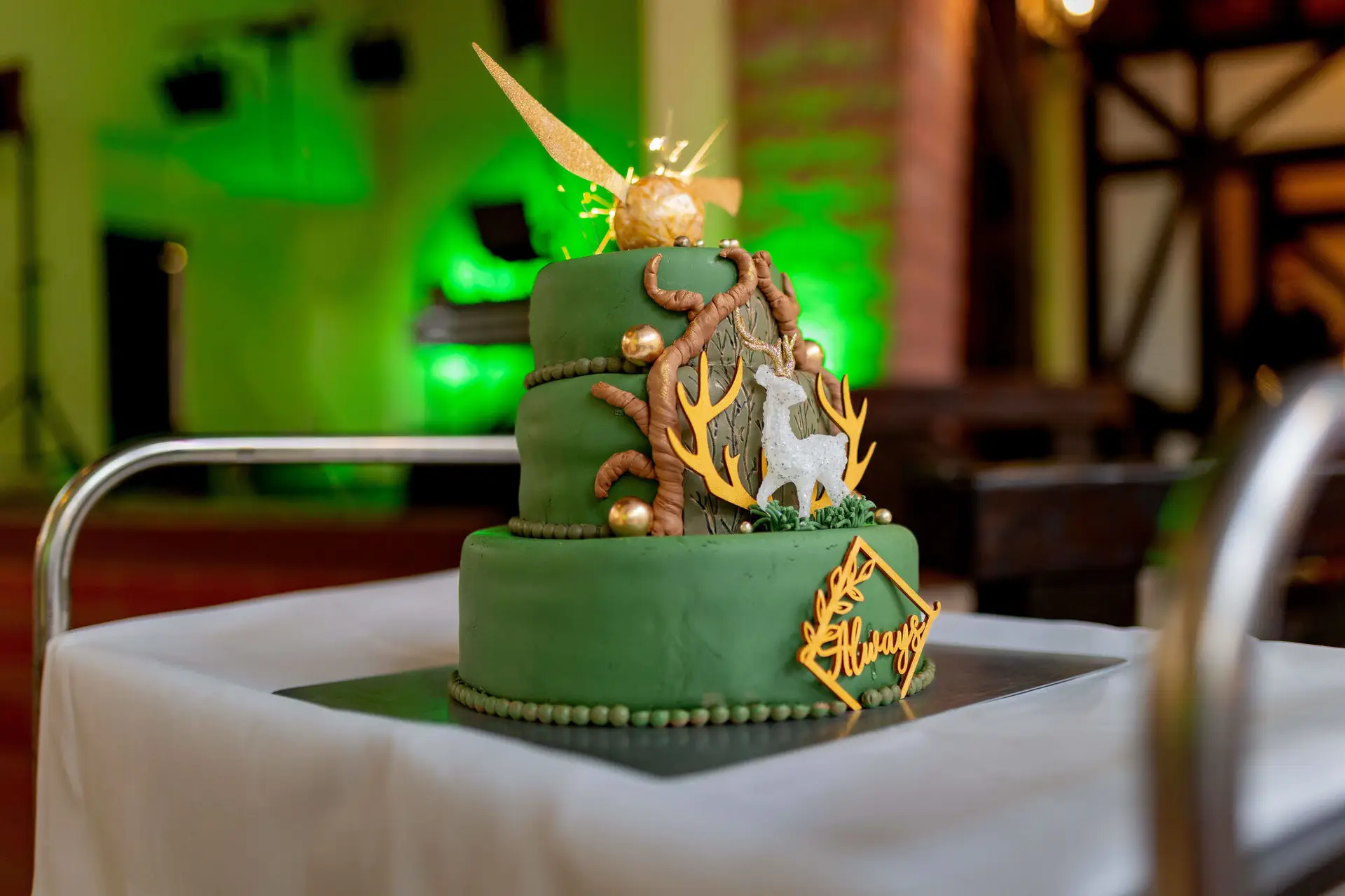 20250913 15 44 56 4K8A6916.BZOB8dp8 Grüne Harry-Potter-Hochzeitstorte mit goldenem Schnatz und Always-Schriftzug