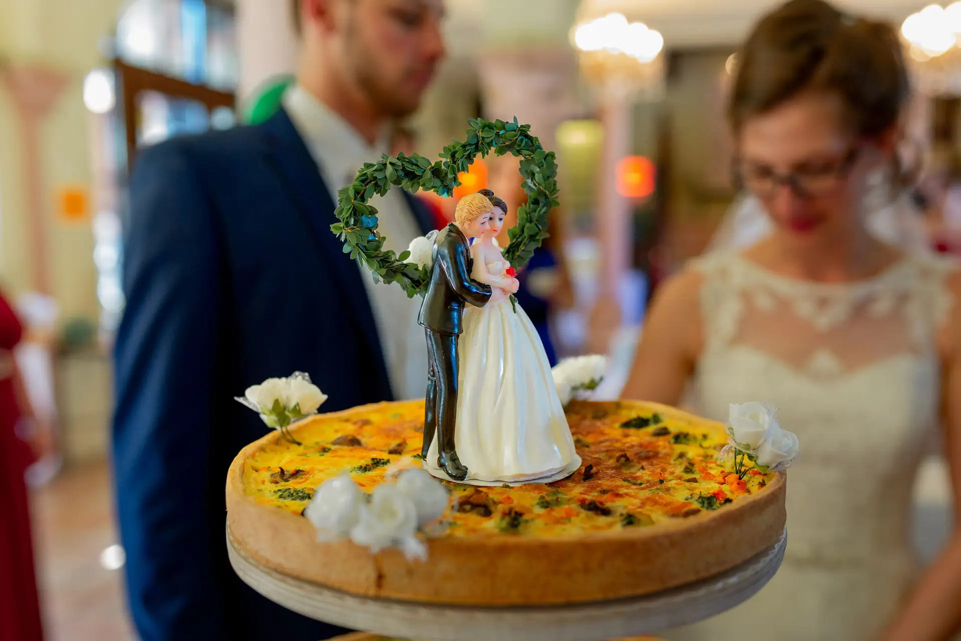 Anne Christian Hochzeitsfotograf Birkenheide Grosskarlbach Bissersheim 00026.DFDPEWZA Hochzeitstorte mit kleiner Brautpaar-Figur und weißen Blumendekorationen, elegante Tortengestaltung