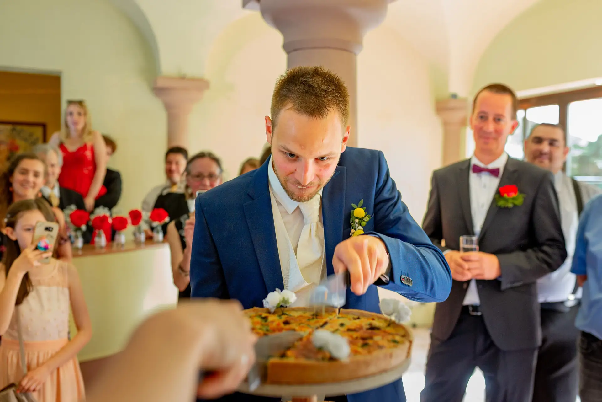 Anne Christian Hochzeitsfotograf Birkenheide Grosskarlbach Bissersheim 00028.BF9ohfub Bräutigam schneidet ein Stück Hochzeitstorte für die kleine Trauzeugin, zarter Moment