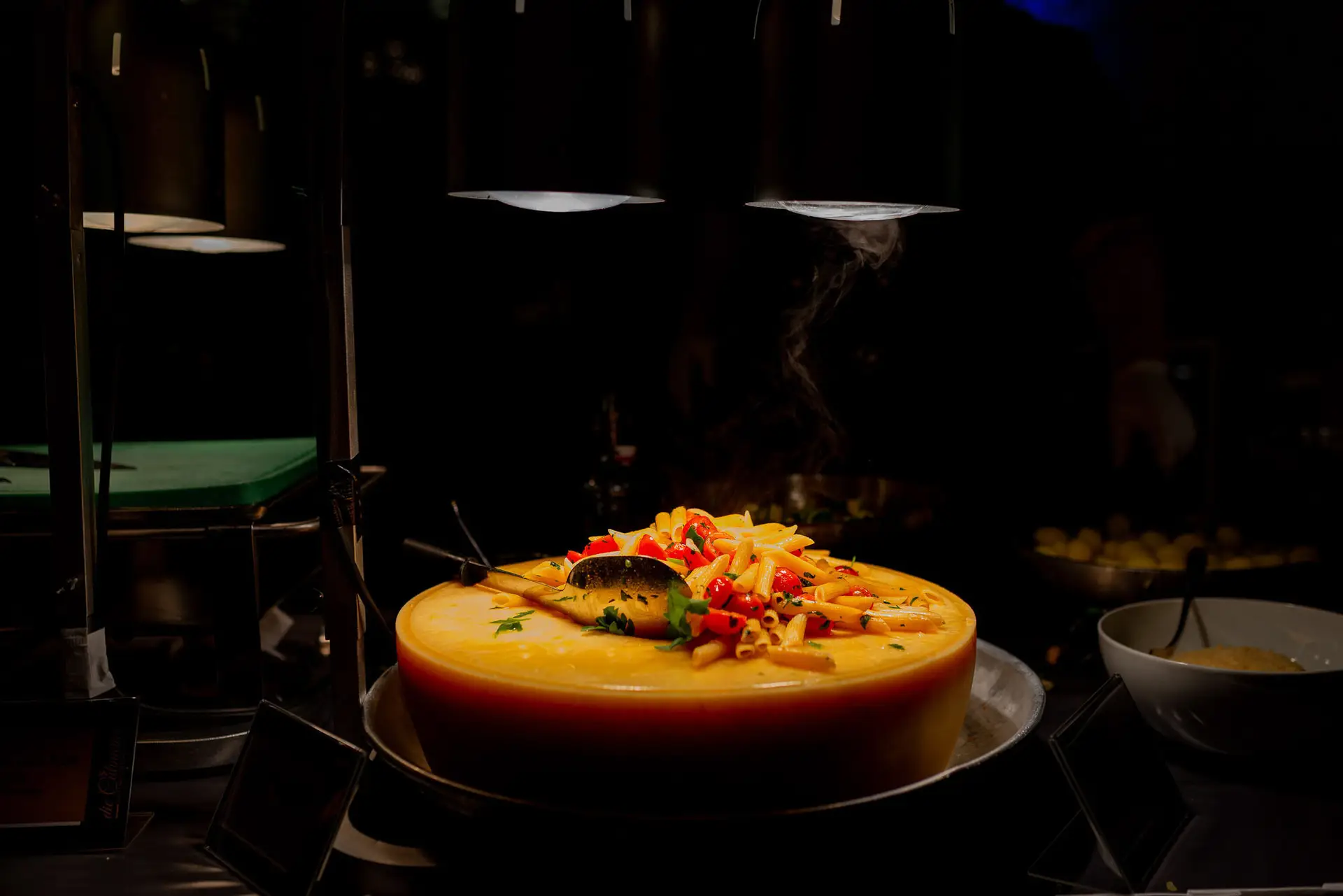 Anne Christian Hochzeitsfotograf Birkenheide Grosskarlbach Bissersheim 00038.VW2b6o94 Gelbe Pasta-Vorspeise mit Tomaten und Basilikum auf eleganter Servierplatte beim Hochzeitsmenü