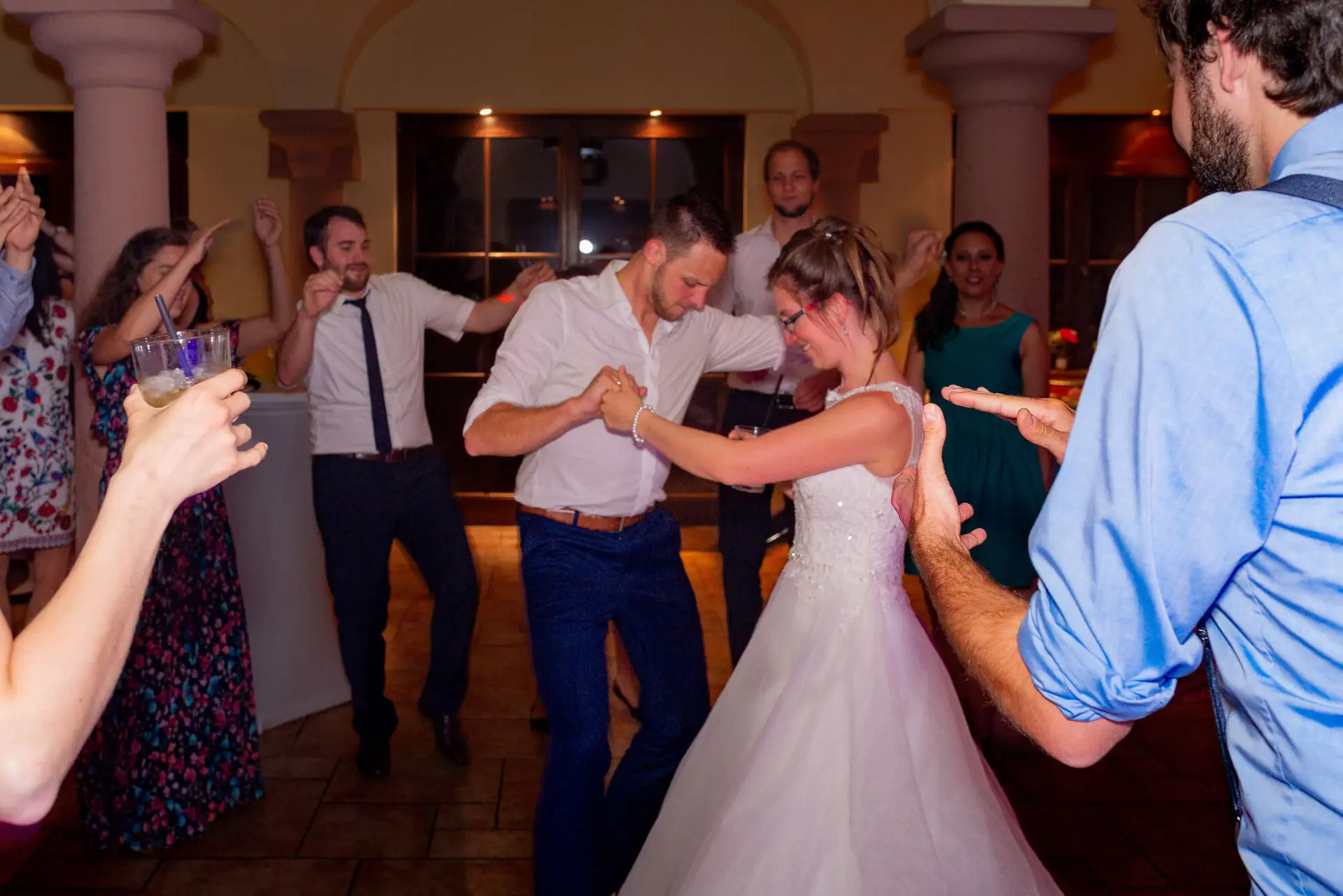 Anne Christian Hochzeitsfotograf Birkenheide Grosskarlbach Bissersheim 00047.BE5k6dwQ Bräutigam tanzt zärtlich mit seiner Braut im weißen Kleid auf der Hochzeitstanzfläche