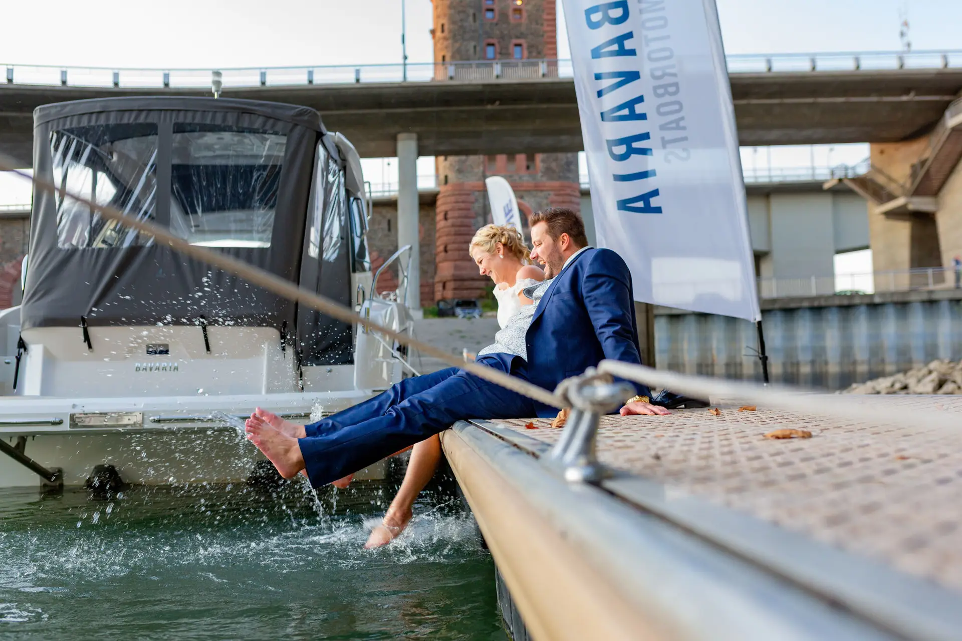 Brautpaar sitzt auf dem Kai am Yachthafen Worms mit Blick auf die Nibelungenbrücke