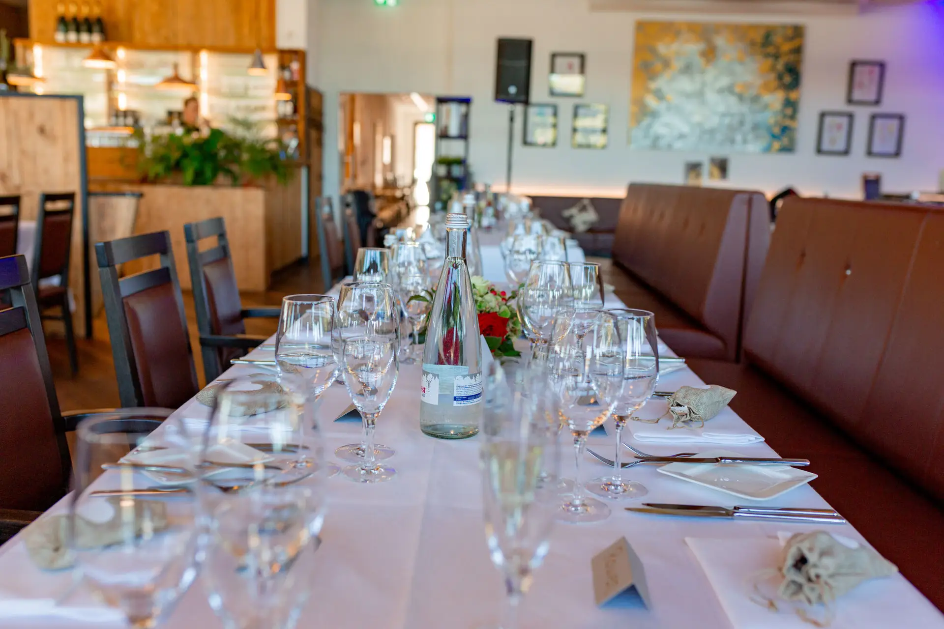 Festlich gedeckte Tafel im Restaurant des Alten Ruderhauses Worms