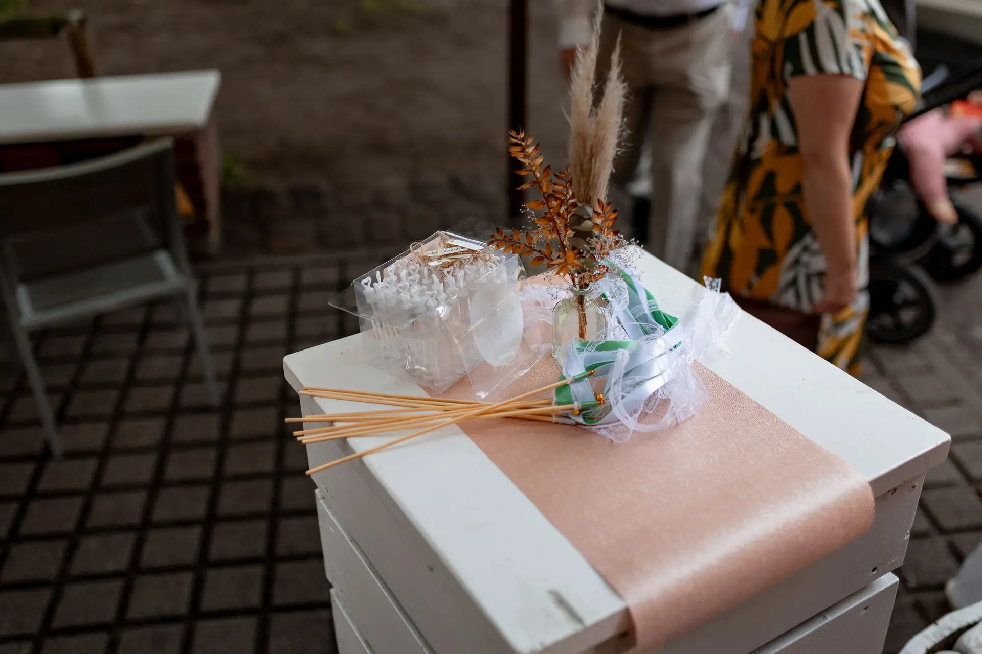 Daniela Matthias Cantina Geschenkbox Trockenblumen.CMTH3C84 Geschenkbox mit getrockneten Blumen und Bändern als Hochzeitsdekoration