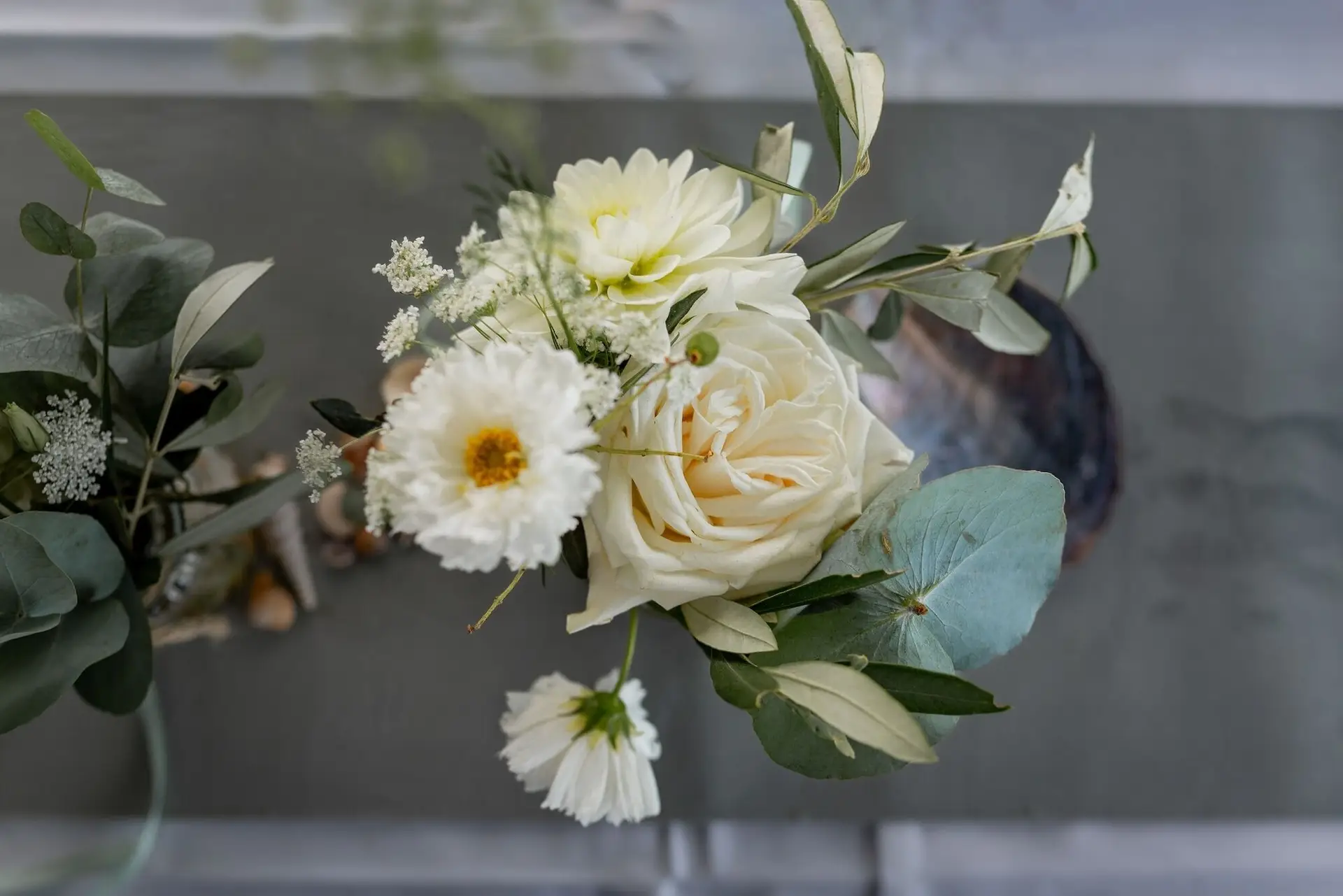 Eleganter weißer Brautstrauß mit Rosen und Eukalyptus, Detailaufnahme auf transparentem Untergrund