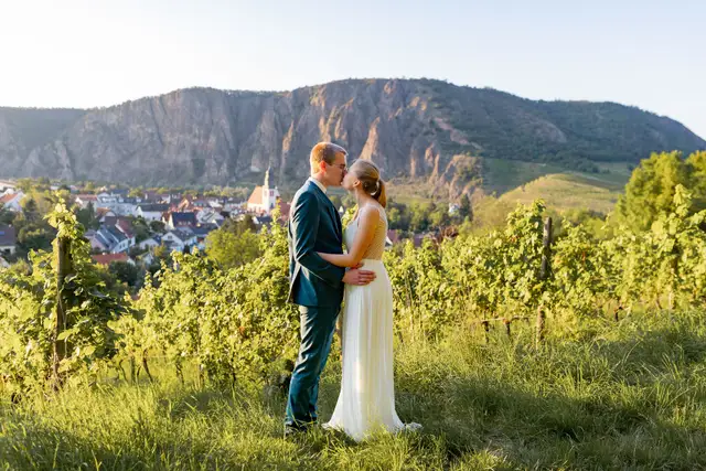 Jana Julian Kuss Weinberge Burg Ebernburg Abenddaemmerung.DcB8yYhC Jana & Julian
