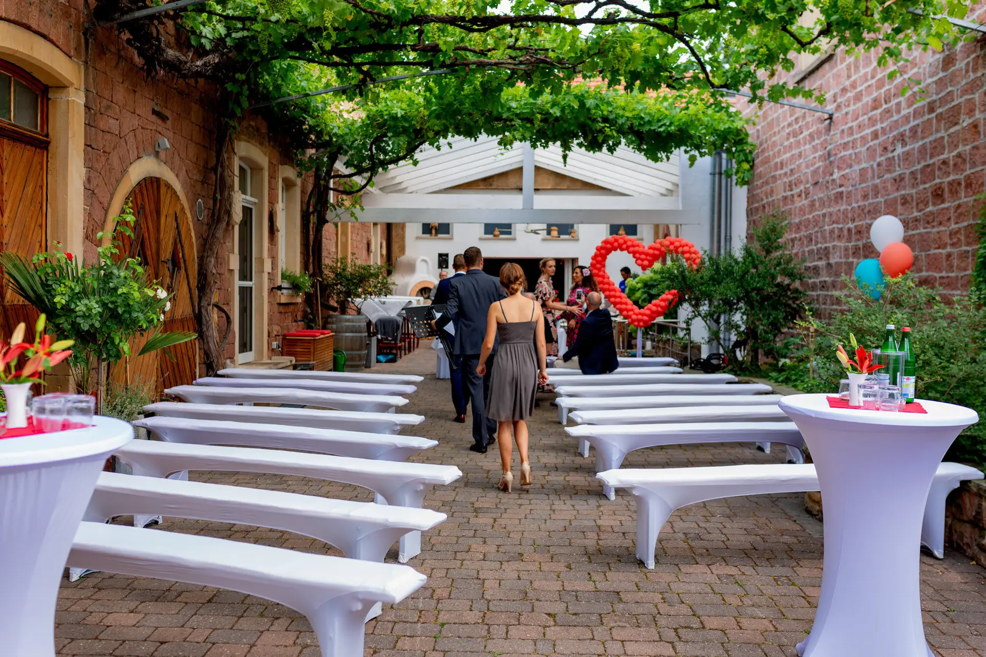 Outdoor-Empfangsbereich der Rebe Deidesheim, festlich gedeckte Tische unter freiem Himmel
