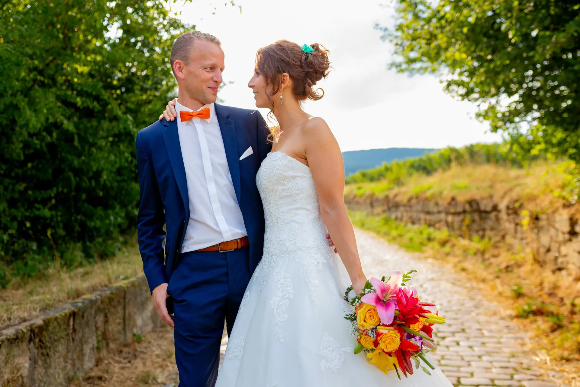 Jennifer und Gregor beim Tanz bei Abendstimmung – Rebe Deidesheim